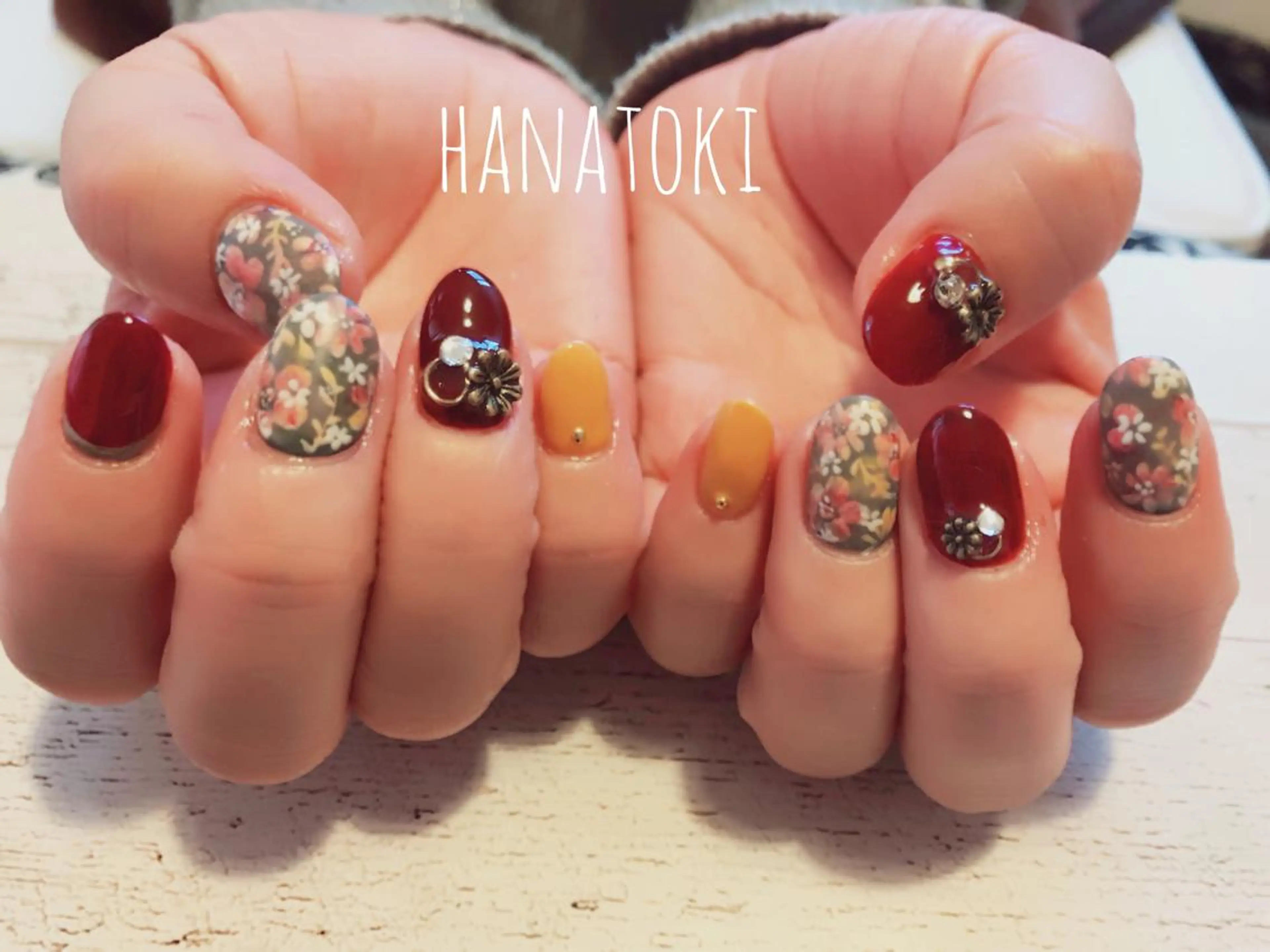 ミディアム ハンドネイル Hanatoki所属・菅原 千明のネイルデザイン