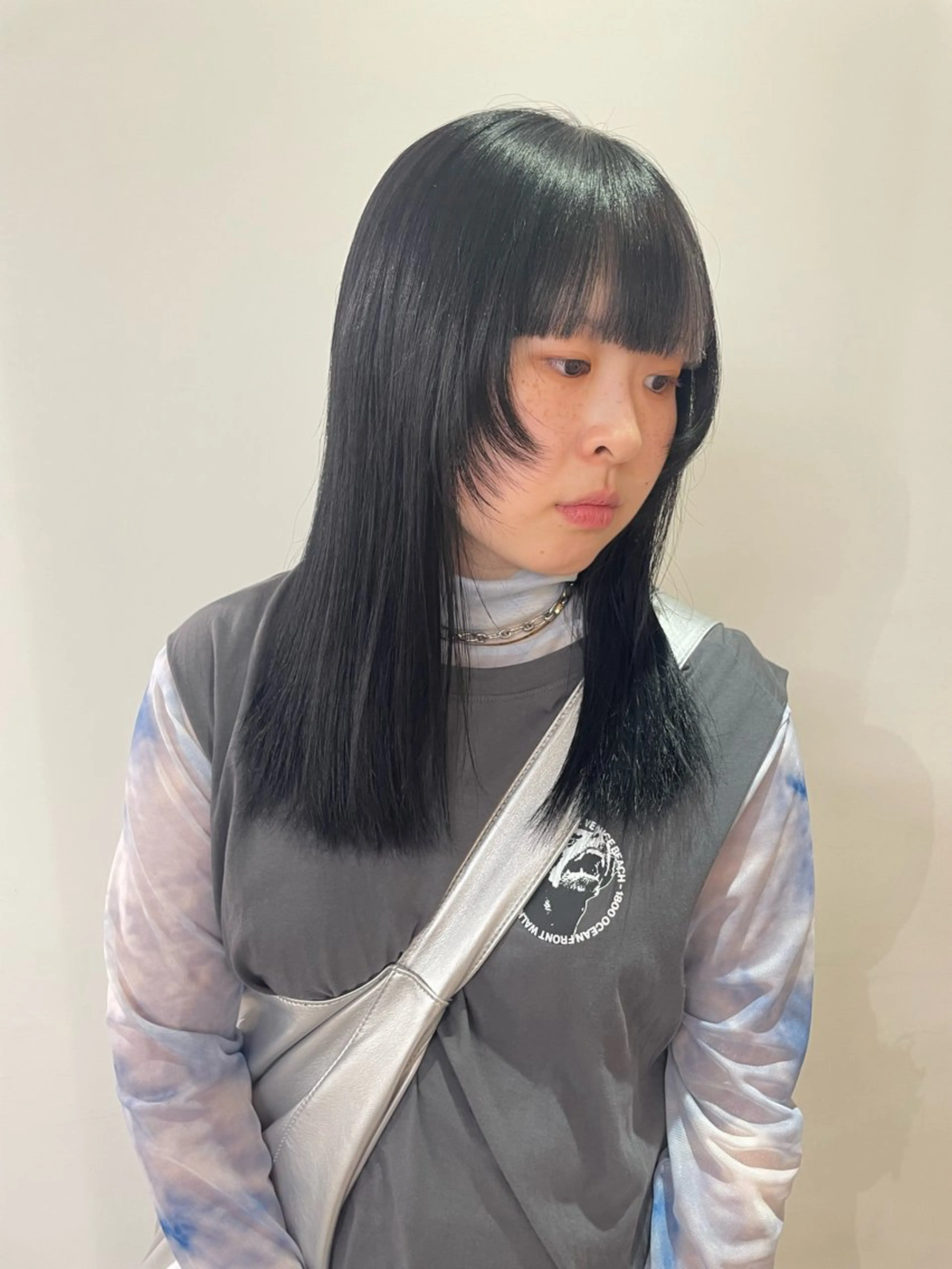 ミディアム カラー 顔まわりレイヤー レイヤーカット ヘアカラー トリートメント MIU/ルーツカラー ボブ/顔周りレイヤーのヘアスタイル