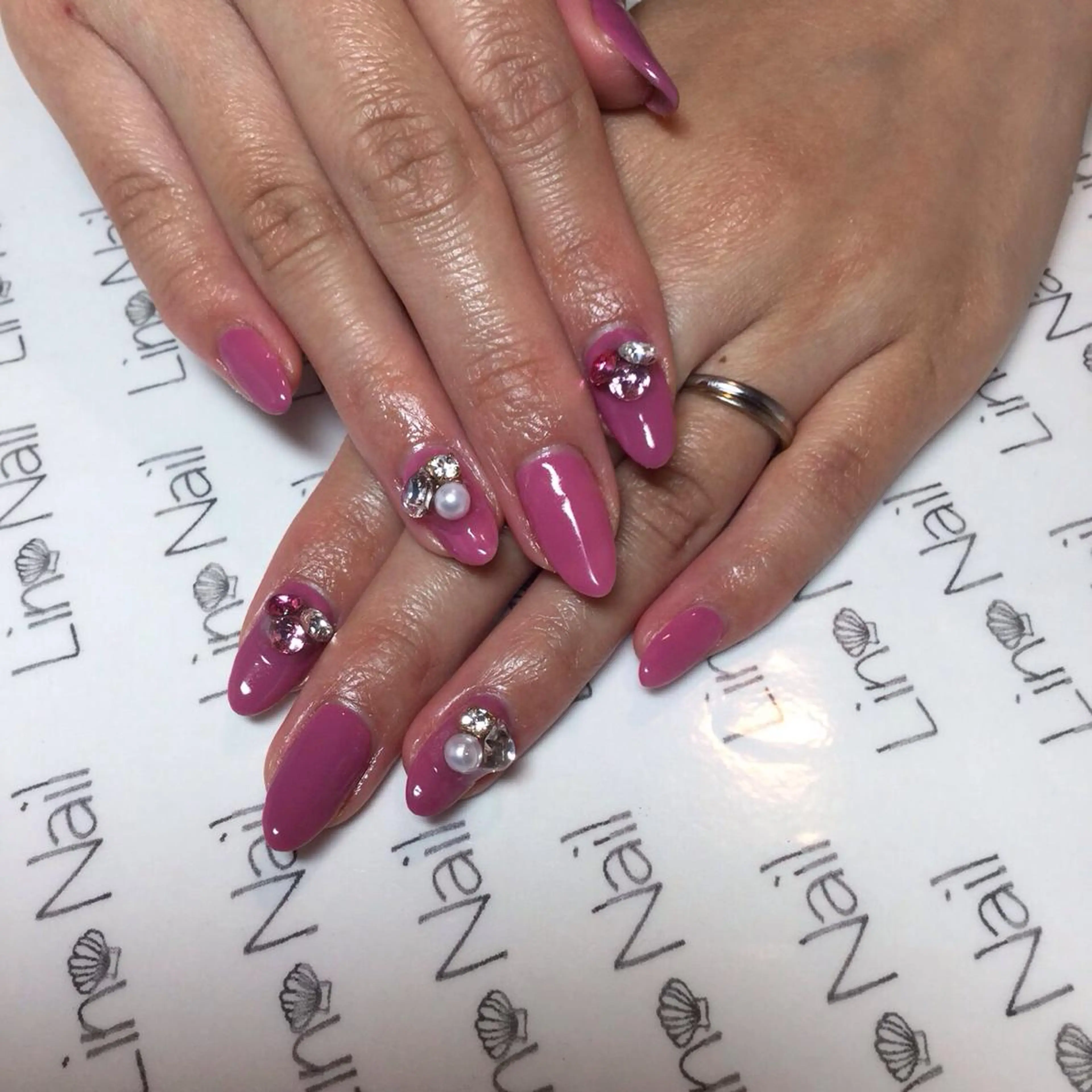 ショート ミディアム セミロング ネイル マツエク・マツパ キラキラネイル ストーンネイル Lino Nail(リノネイル)所属・Lino Nail sekitomiのネイルデザイン