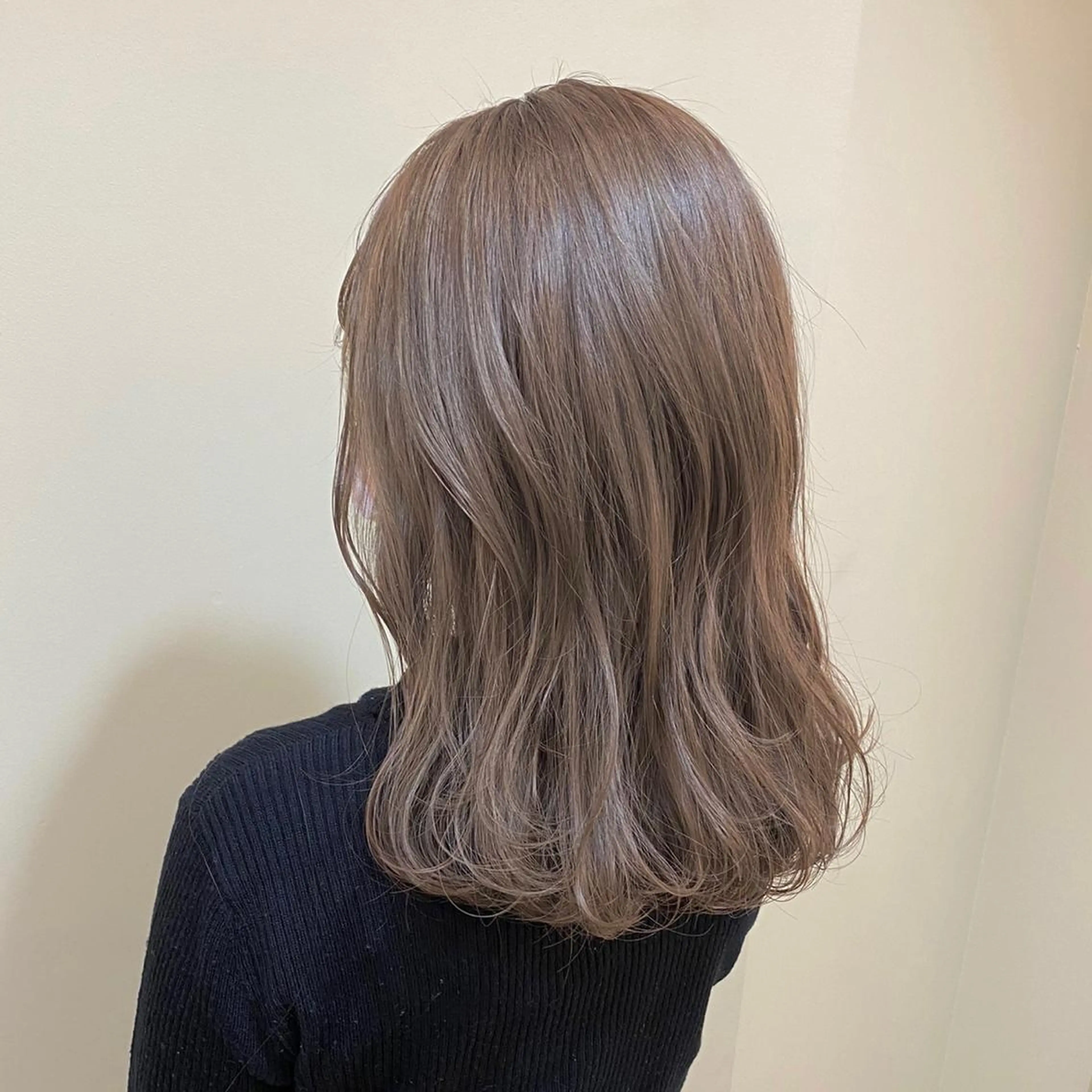 ミディアム カラー ANNA ／艶髪／ハイトーンのヘアスタイル