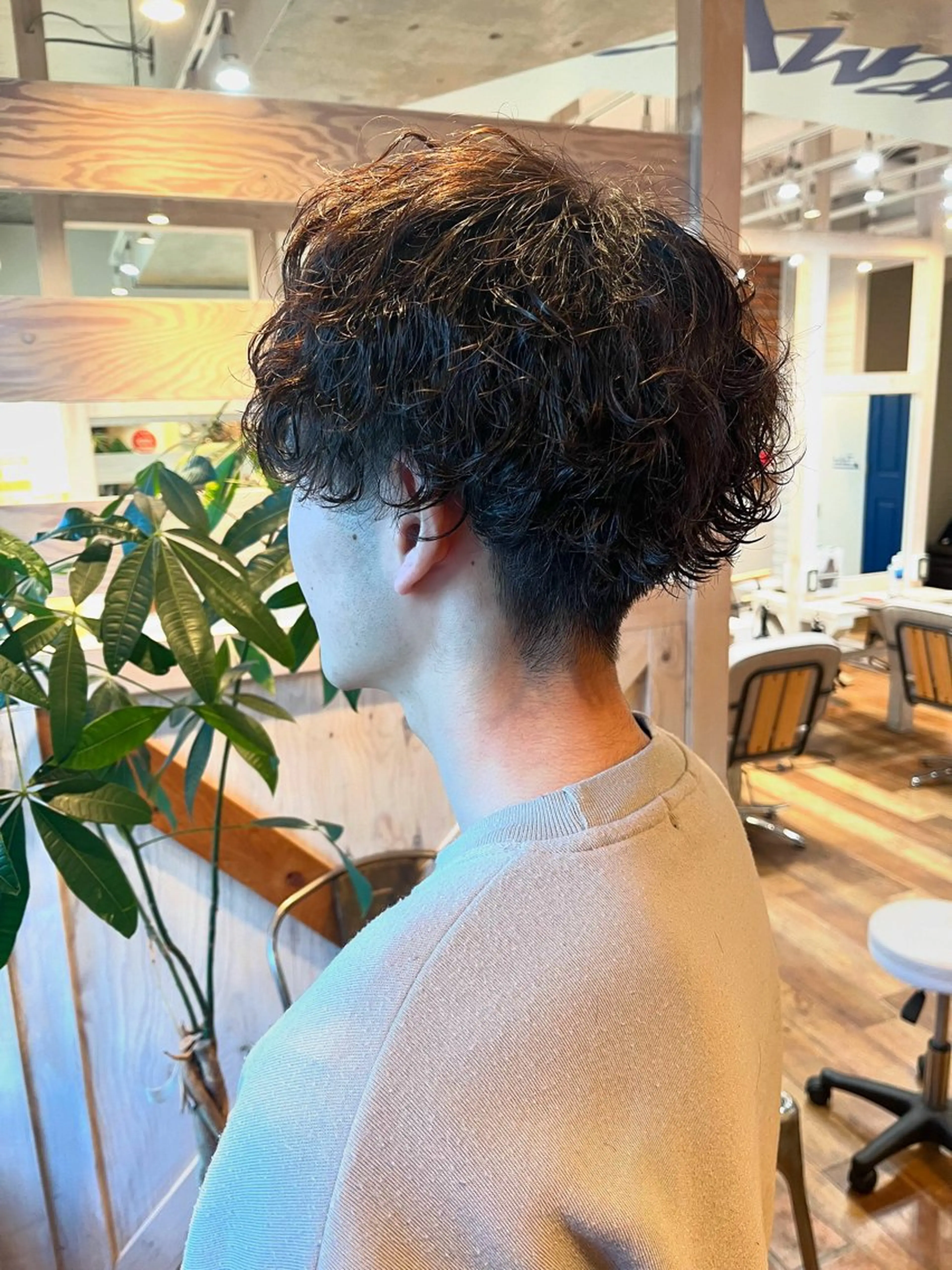 パーマ メンズ 波巻きパーマ カット パーマ Aube Hair McQueen所属・クリハラ シュウのヘアスタイル