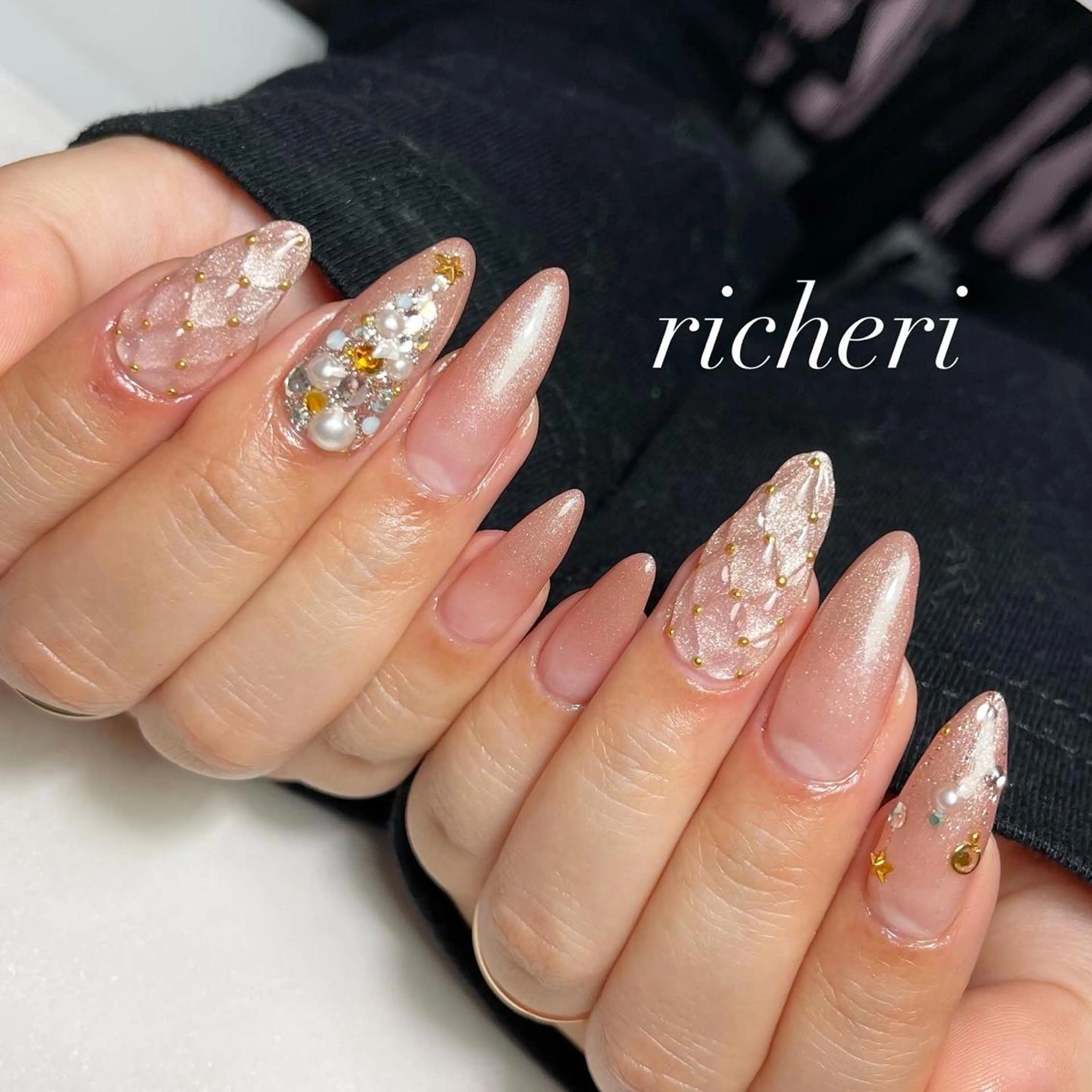 ミディアム ネイル 韓国風ヘア クリスマス アートネイル フレンチネイル ジェルネイル richeri beautyのエステ・リラクイメージ