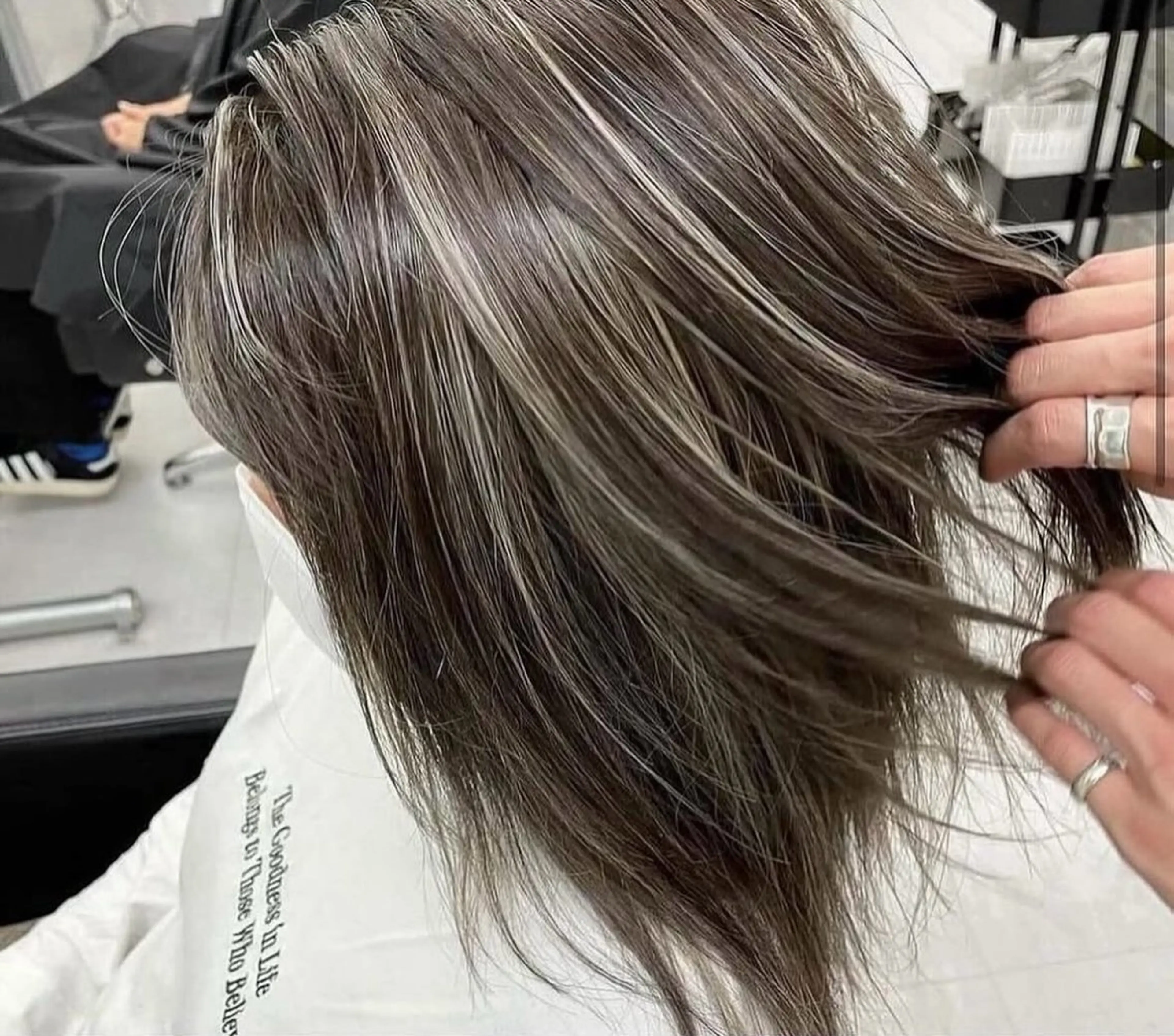 ロング カラー ベージュカラー ブリーチ グレージュ ハイライトカラー ミルクティーベージュ ヘアカラー 🌊海外ハイライト リタッチ/グレー系のヘアスタイル