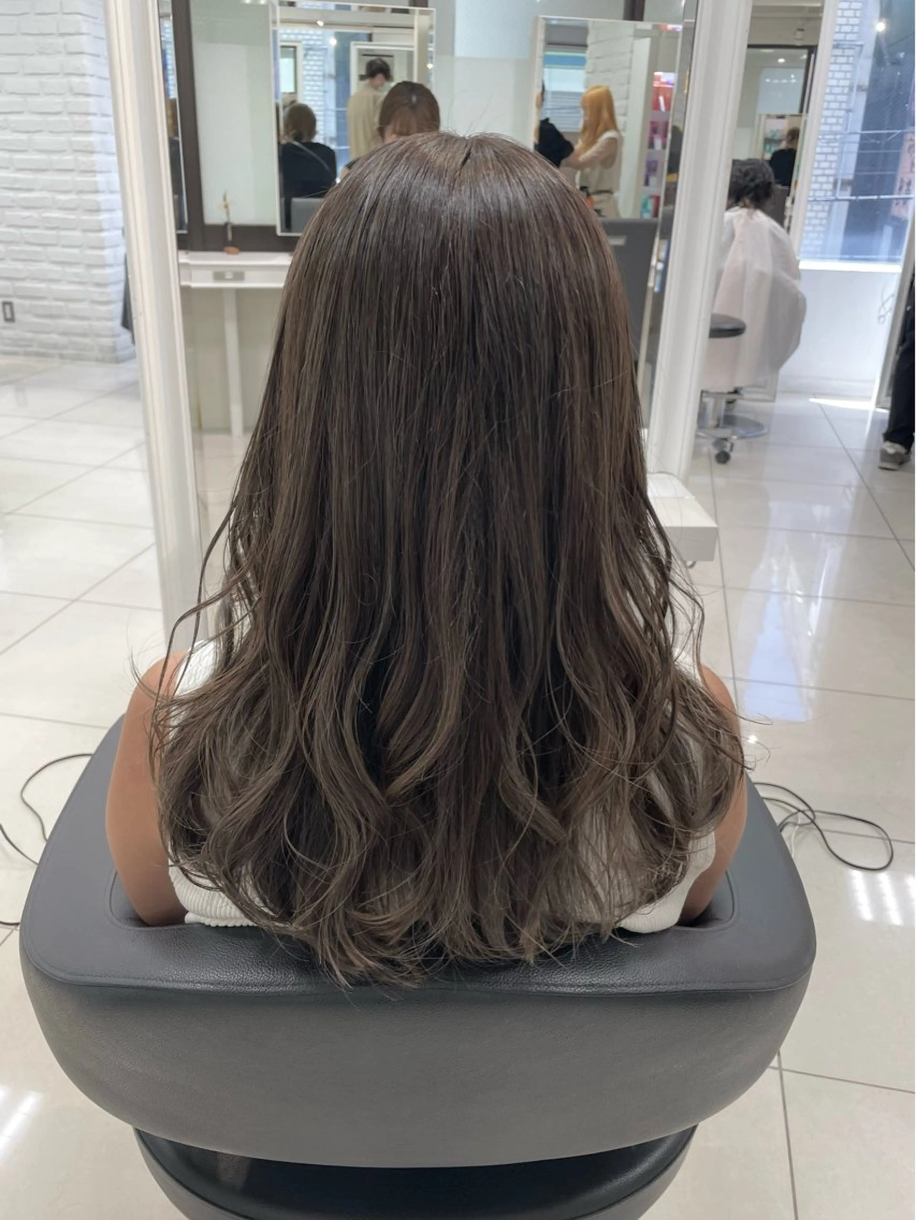 ロング カラー ブリーチ ケアブリーチ グレージュ イルミナカラー カット ヘアカラー トリートメント 【デザインカラー】 粥川佳日望のヘアスタイル