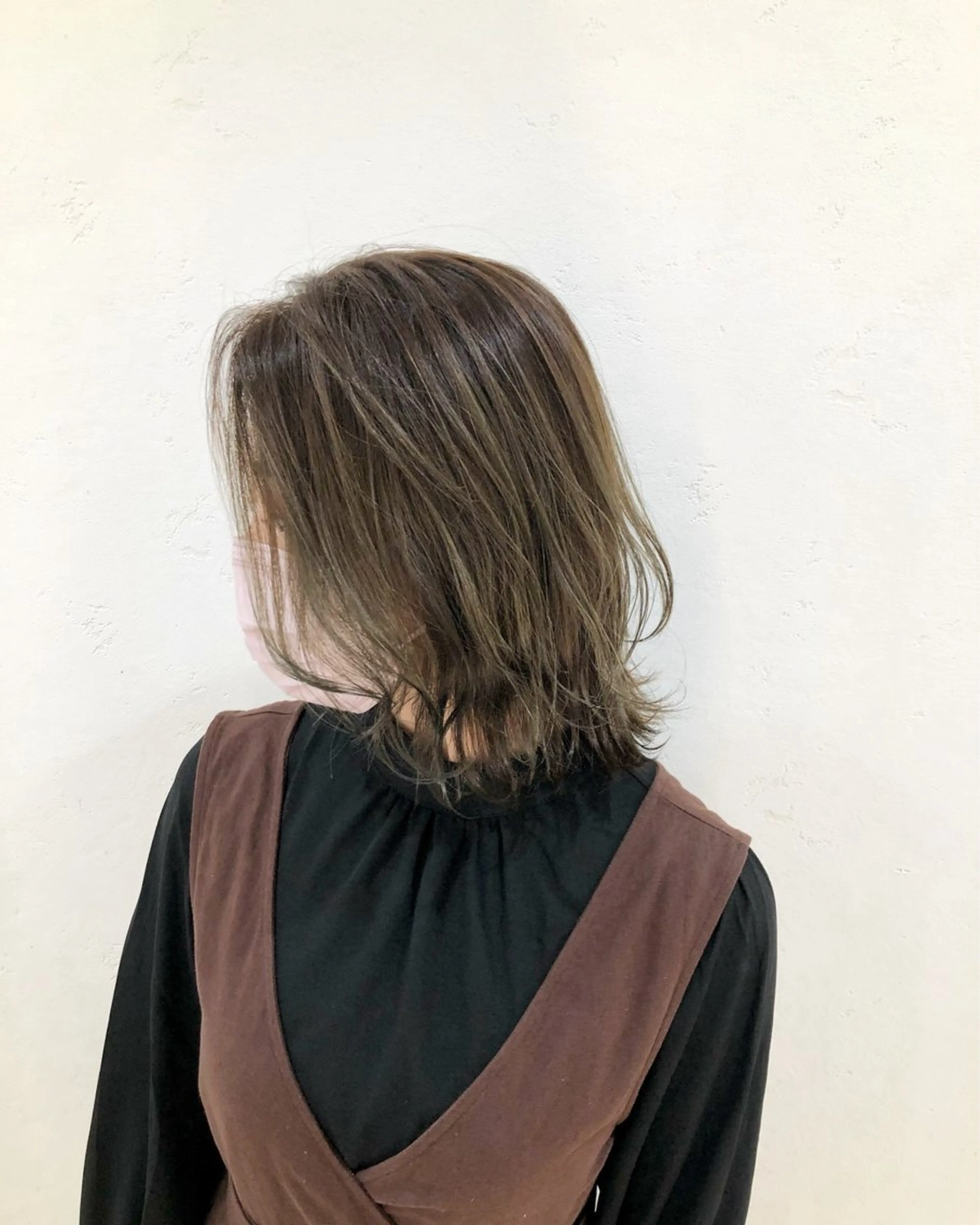 ミディアム カラー グレージュ ハイライトカラー ハイライト カット ヘアカラー トリートメント 透け感カラー🫧 加納トモヒロのヘアスタイル