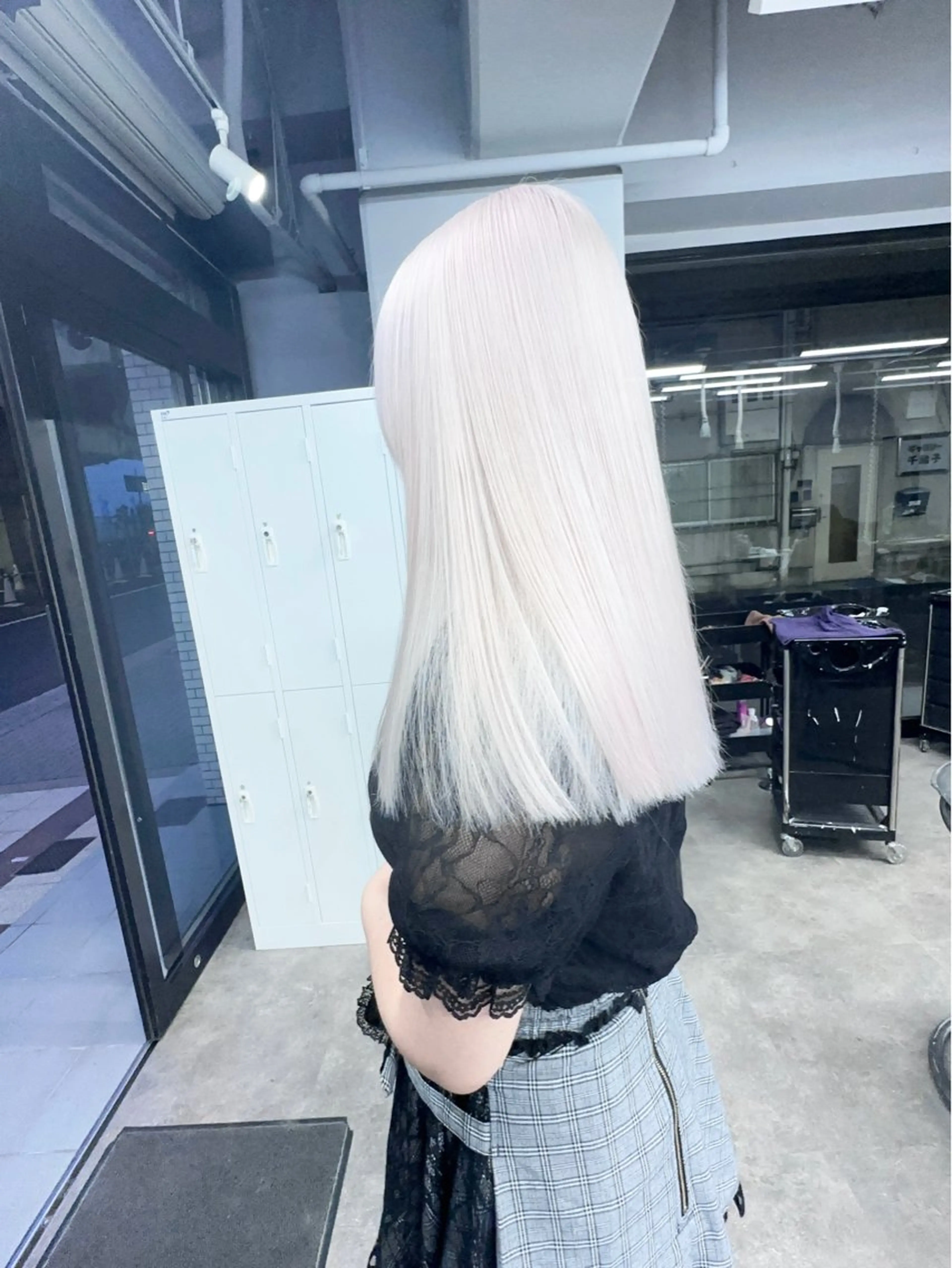ロング ヘアカラー 前髪カット🩶レイヤ ー🩶ハイトーン🩶のヘアスタイル