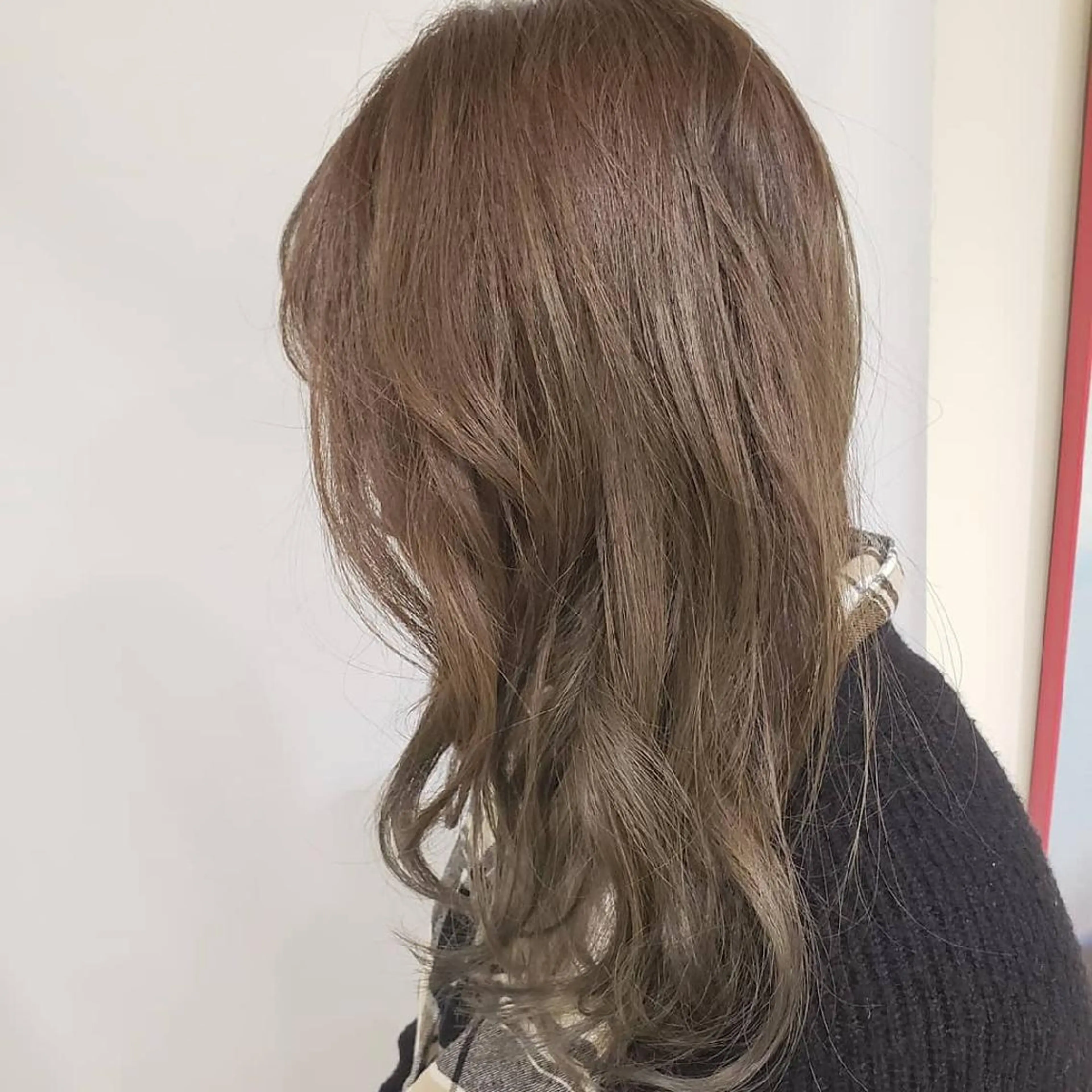 ロング アッシュ EMANON名古屋所属・美谷添（ミヤゾエ） まどか大人ヘアサロンのヘアスタイル