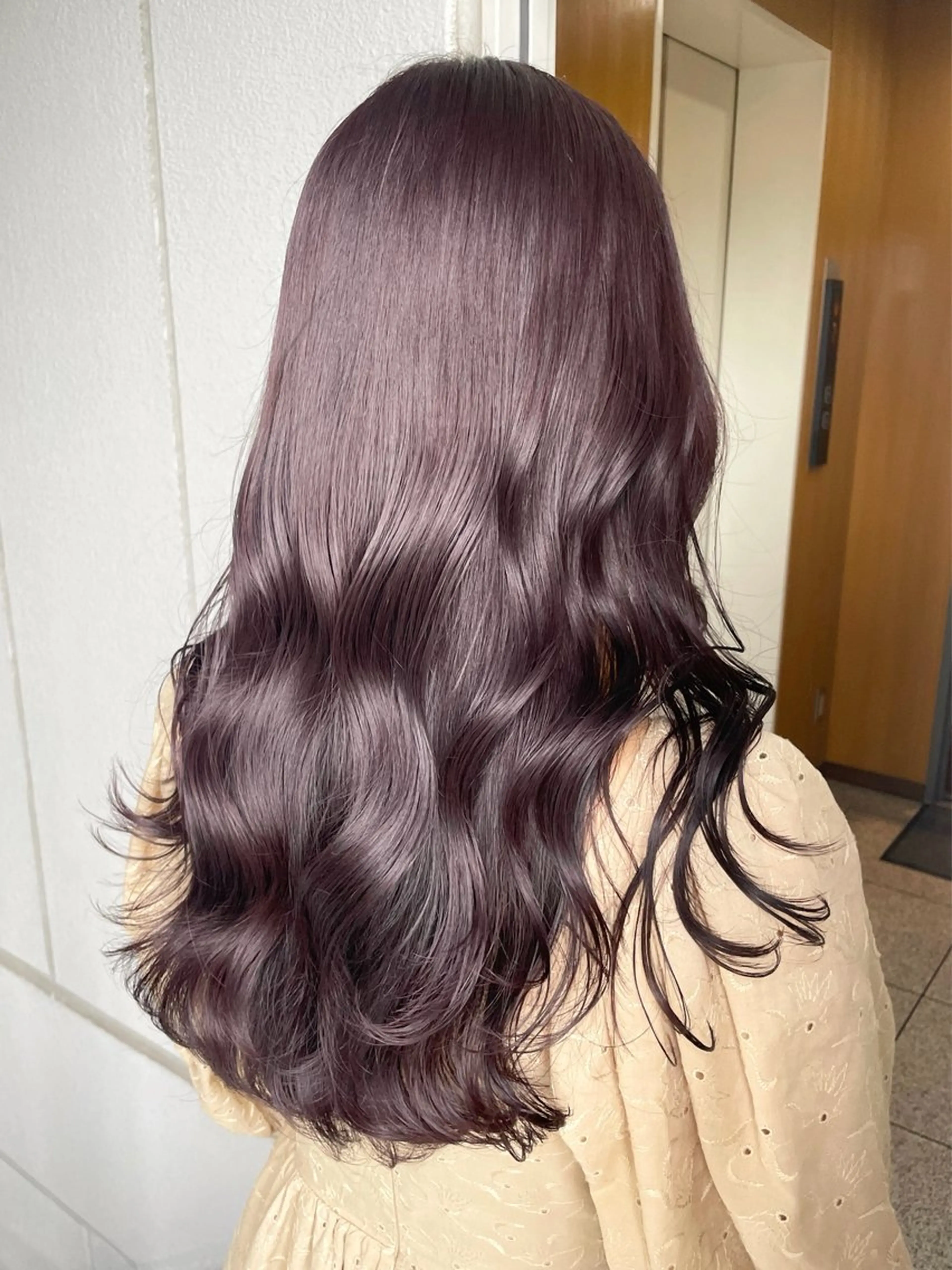 ロング カラー ブラウンカラー ラベンダーカラー トリートメント カット ヘアカラー トリートメント 【arc】Ruri コテ巻き風パーマのヘアスタイル