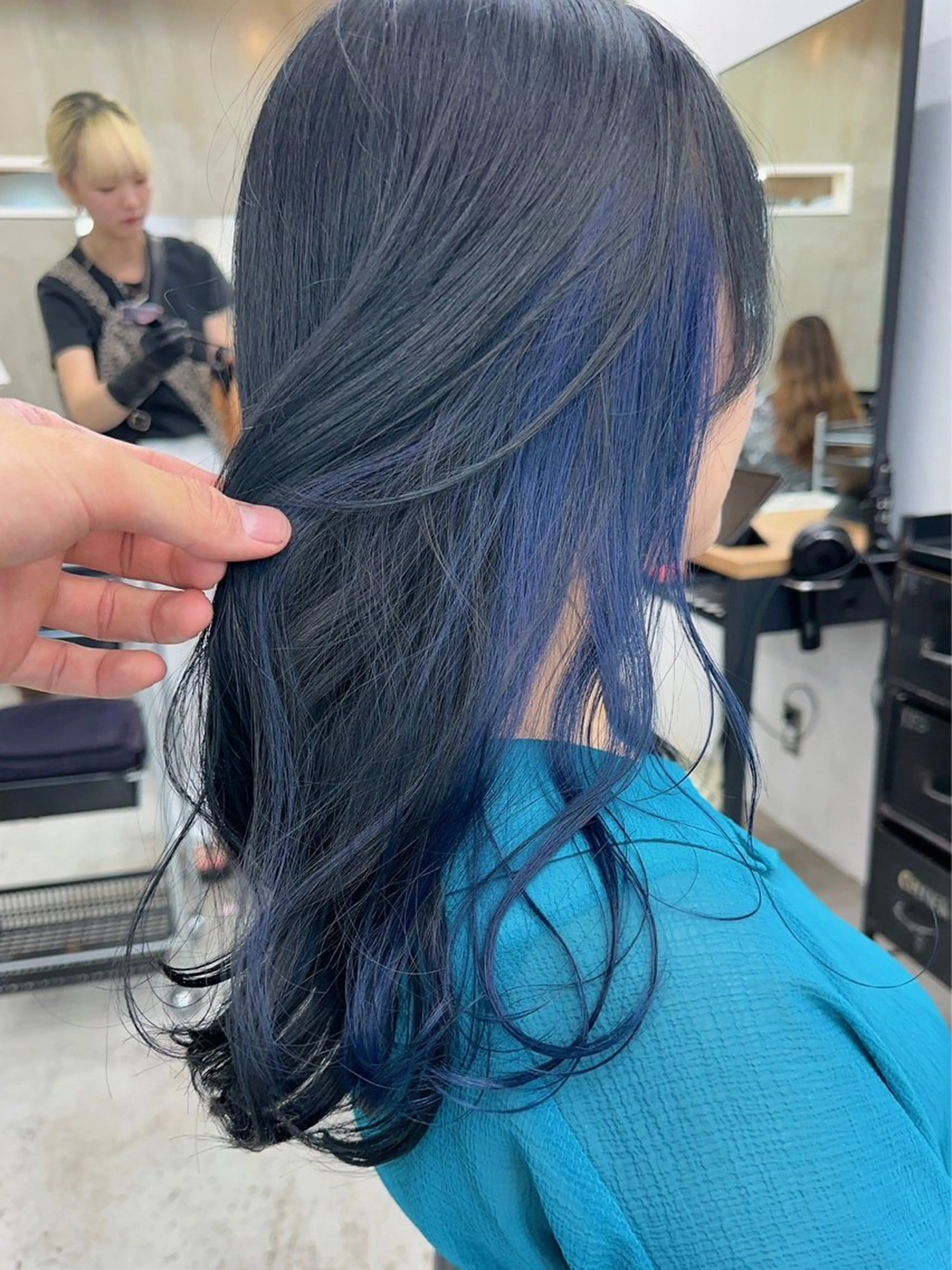 ロング カラー 黒髪 ブリーチ ブルーカラー ブルーブラック ケアブリーチ カット ヘアカラー トリートメント RYOSUKE インナーカラーのヘアスタイル
