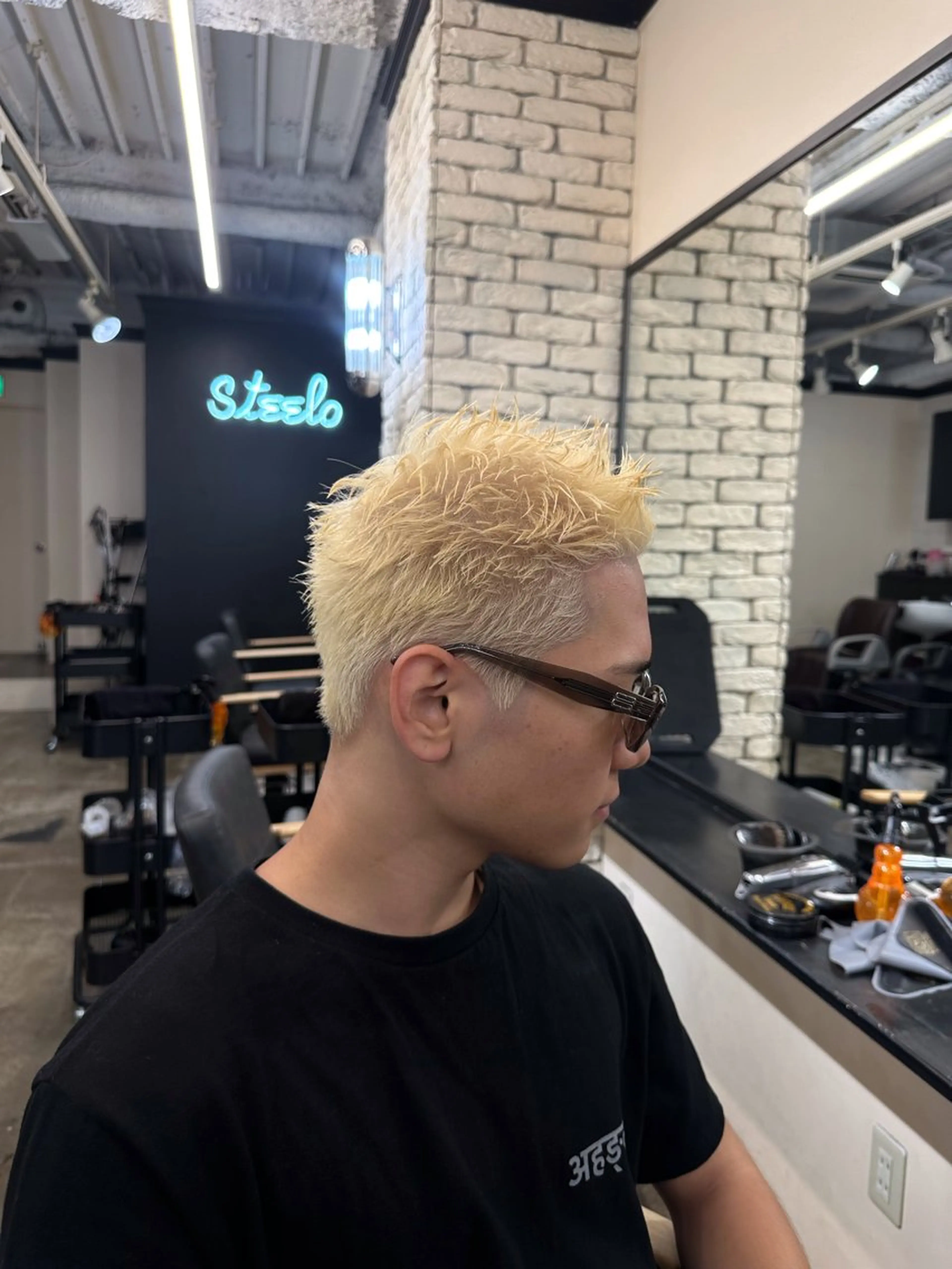 ショート カラー メンズ メンズハイトーン スパイキーショート ハイトーンカラー ショートヘア カット ヘアカラー トリートメント lana hair 新宿/髪質改善のヘアスタイル
