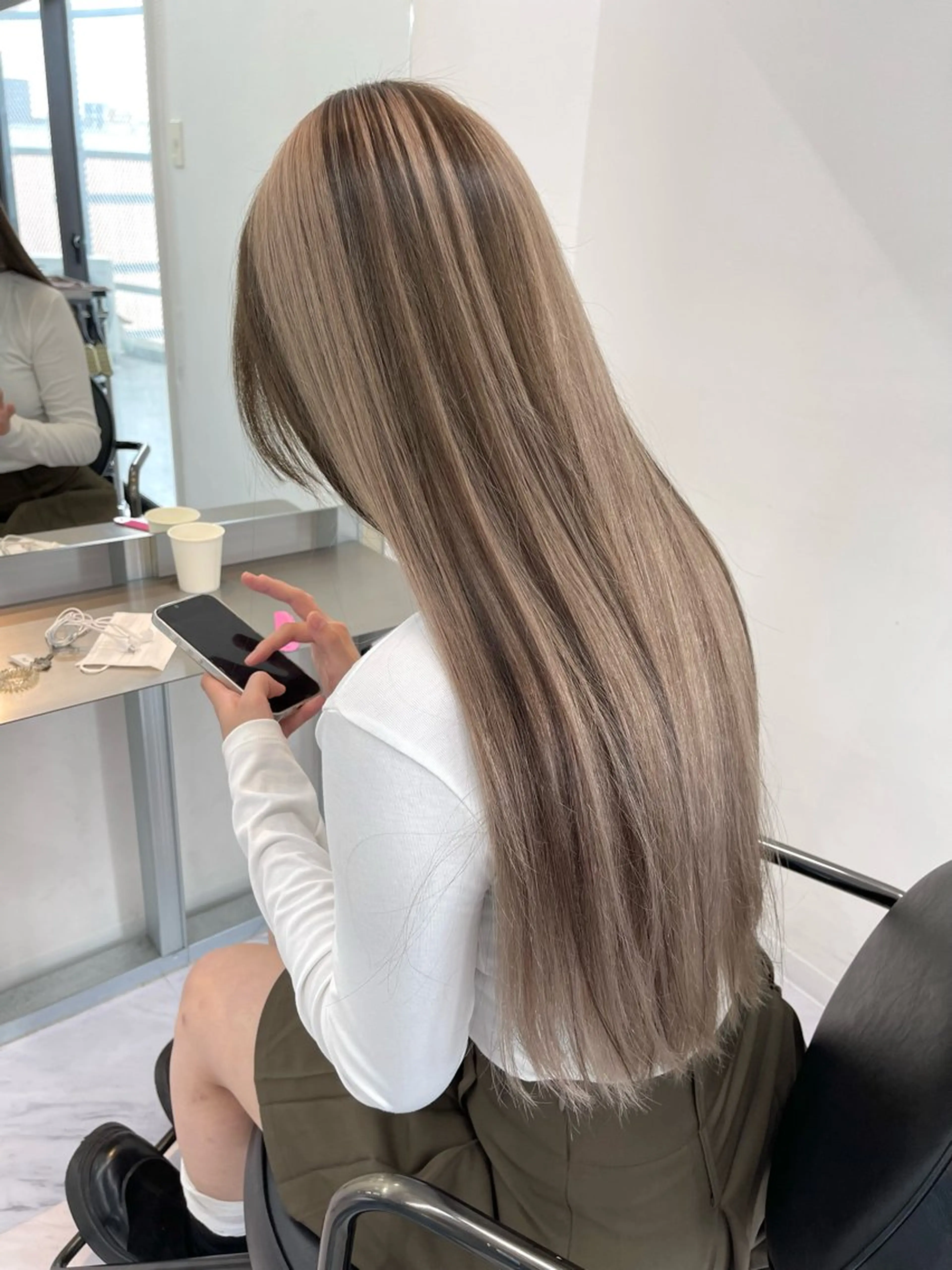 ロング カラー ベージュカラー ブリーチ ケアブリーチ デザインカラー ダブルカラー ヘアカラー トリートメント TATSU ミルクティーベージュのヘアスタイル