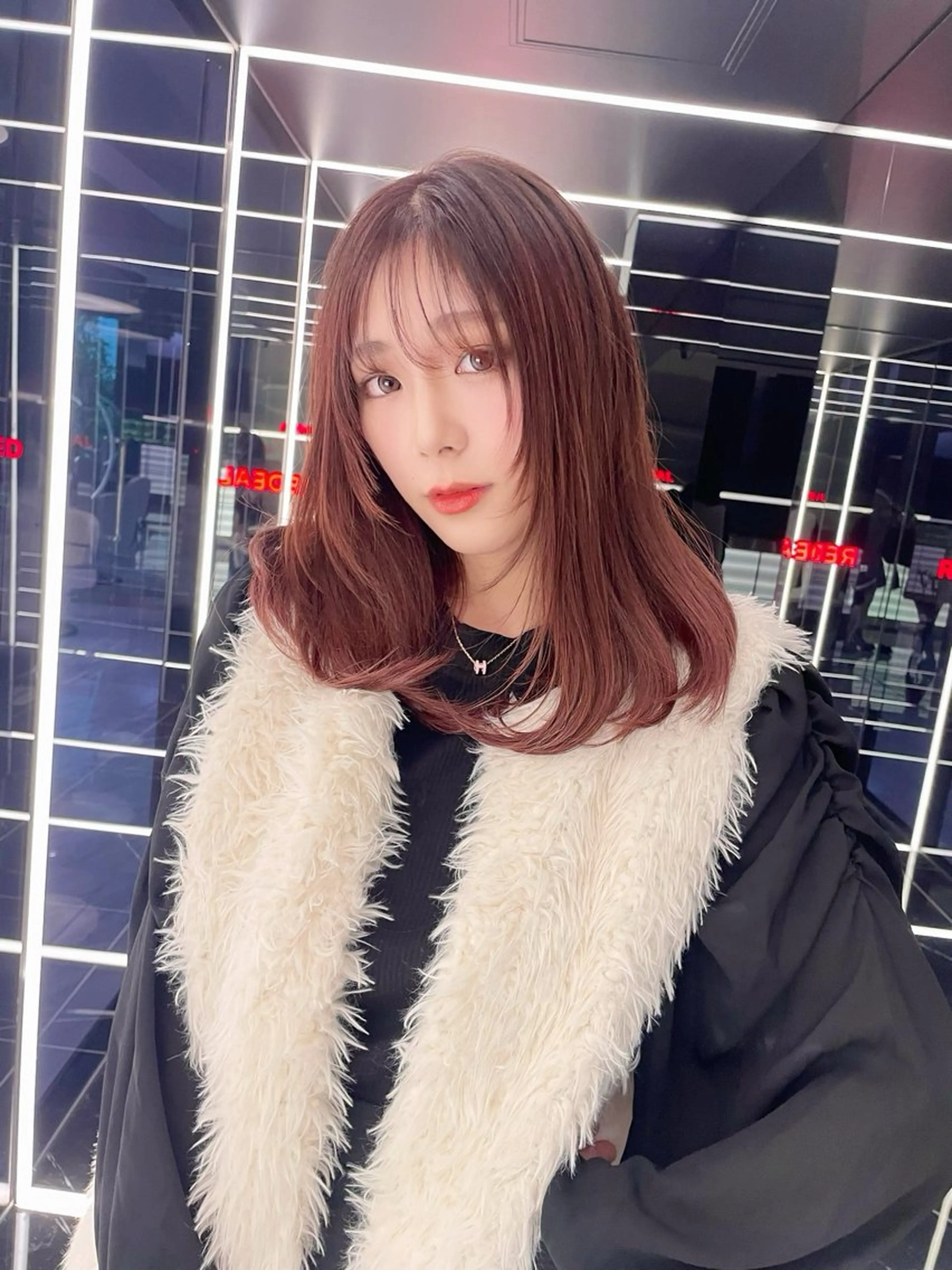 セミロング 顔まわりレイヤー 顔周りカット レイヤーカット REDEAL SHIBUYA所属・maya/レイヤー カット/ミインパーマのヘアスタイル