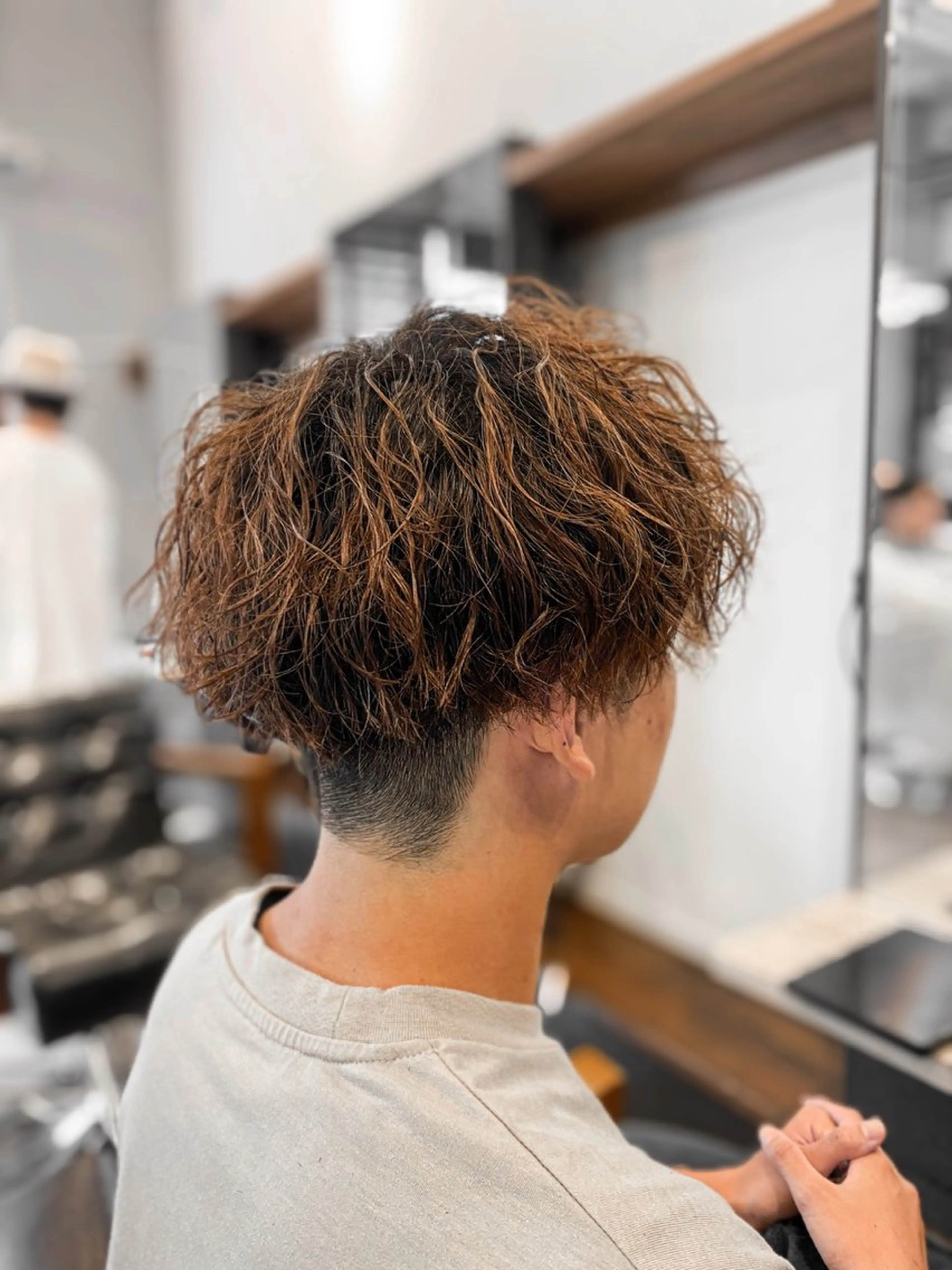 ショート カラー パーマ メンズ キッズ メンズブリーチ ビジネス センターパート フェードカット メンズハイライト カット パーマ IRIE HAIR DESIGN所属・IRIE⚡️メンズ/ パーマ⚡️北川聖也のヘアスタイル
