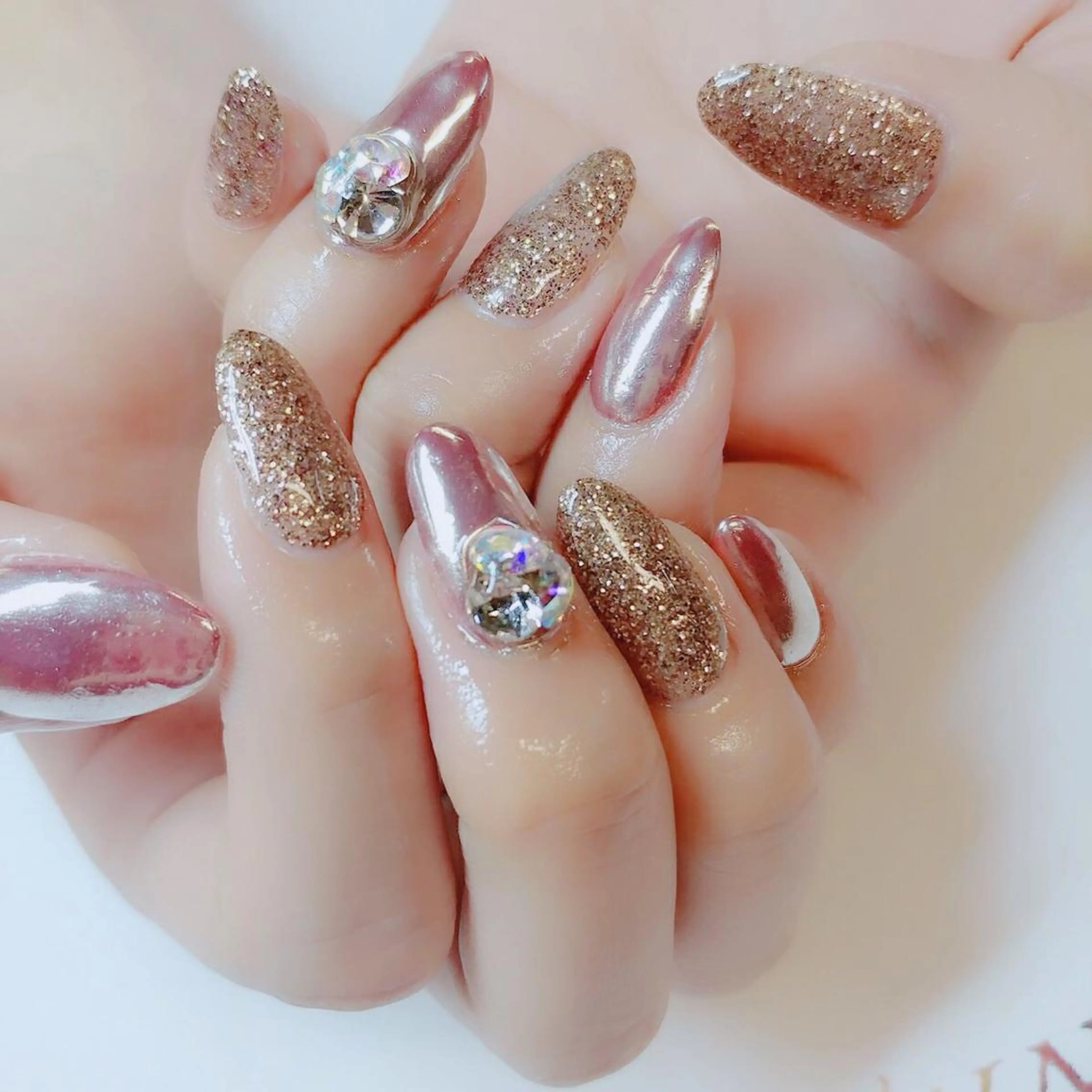 ネイル ラメ(グリッター) ミラーネイル 🦋AYNIL🦋 ナチュラル専門店♥️のネイルデザイン