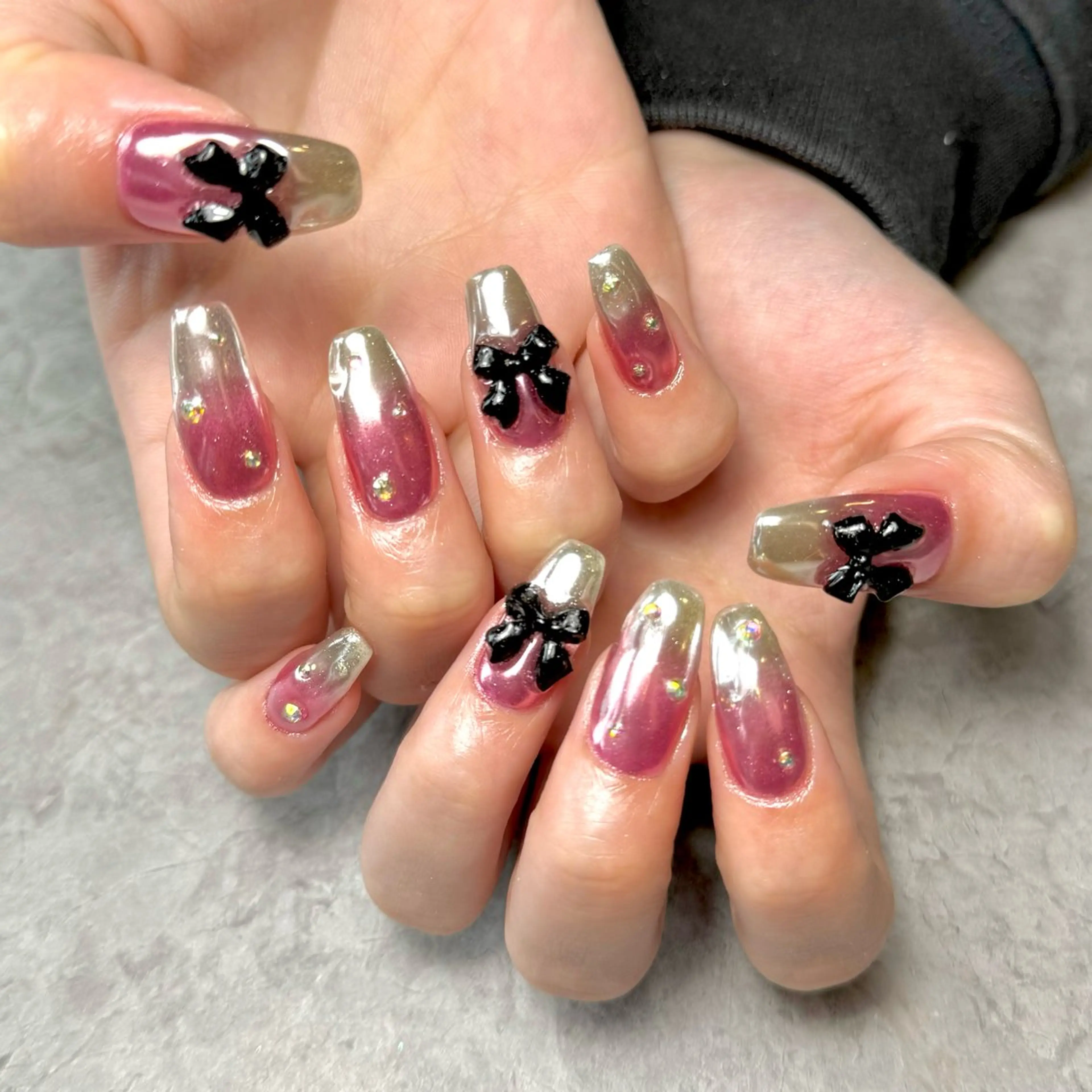 ネイル キラキラネイル ミラーネイル リボン シルバー シンプルネイル ハンドネイル Nail Salon Lillion【リリオン】所属・lillion karenのネイルデザイン