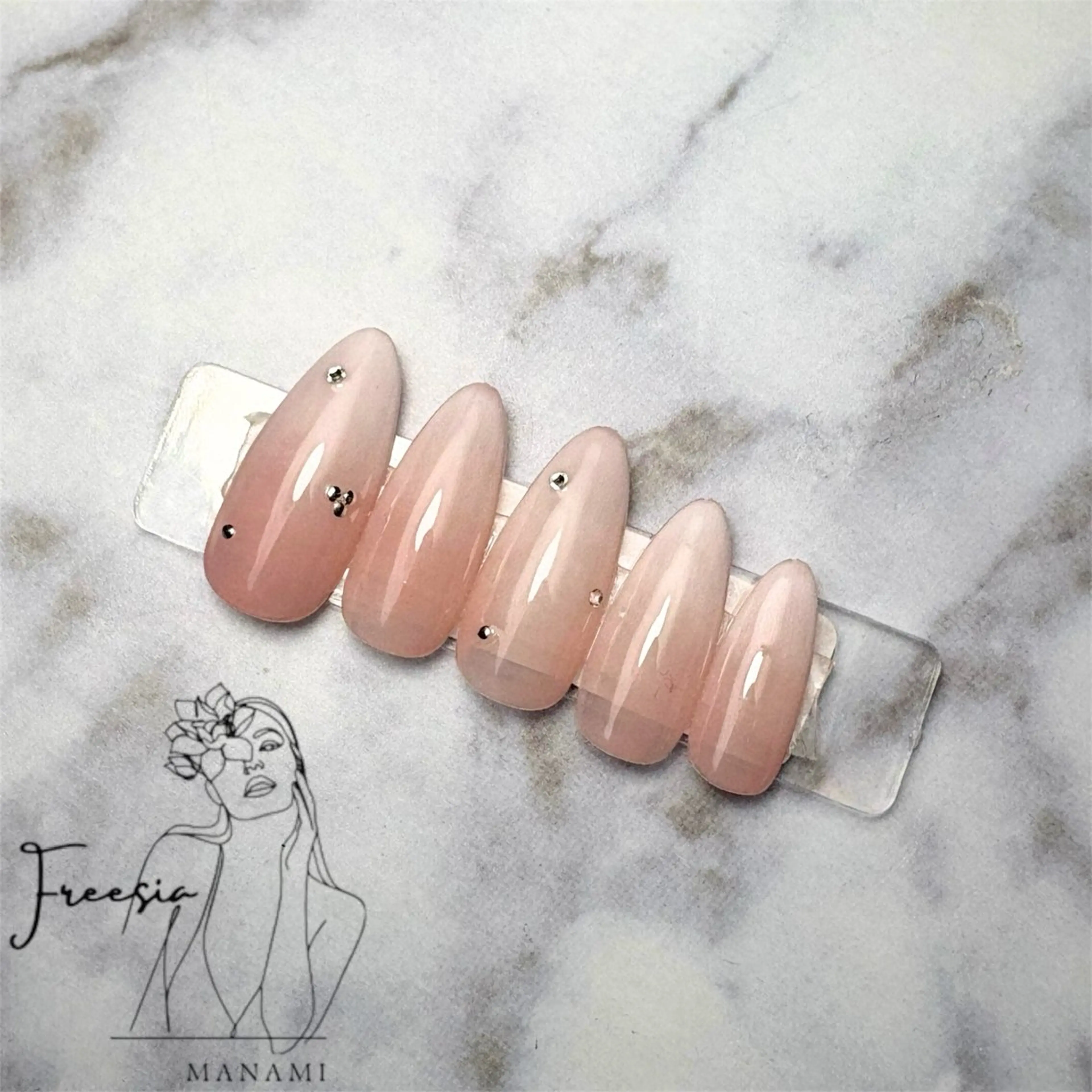 ネイル グラデーション ストーンネイル 冬ネイル ハンドネイル freesia Manamiのネイルデザイン