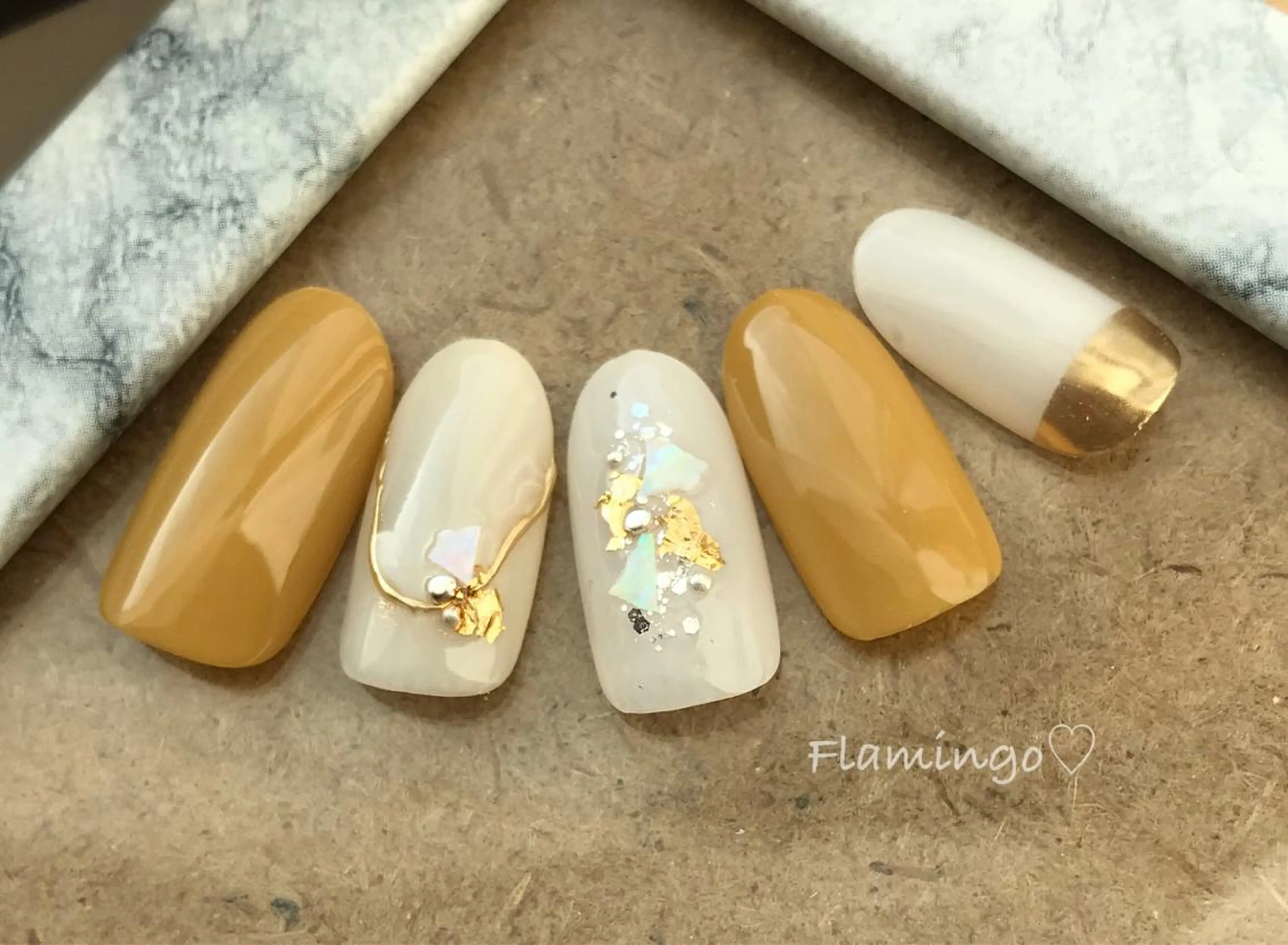 ネイル ジェルネイル ミラーネイル ニュアンスネイル ワンカラーネイル 黄色 シンプル／上品／爪育 ☺︎Flamingoのネイルデザイン