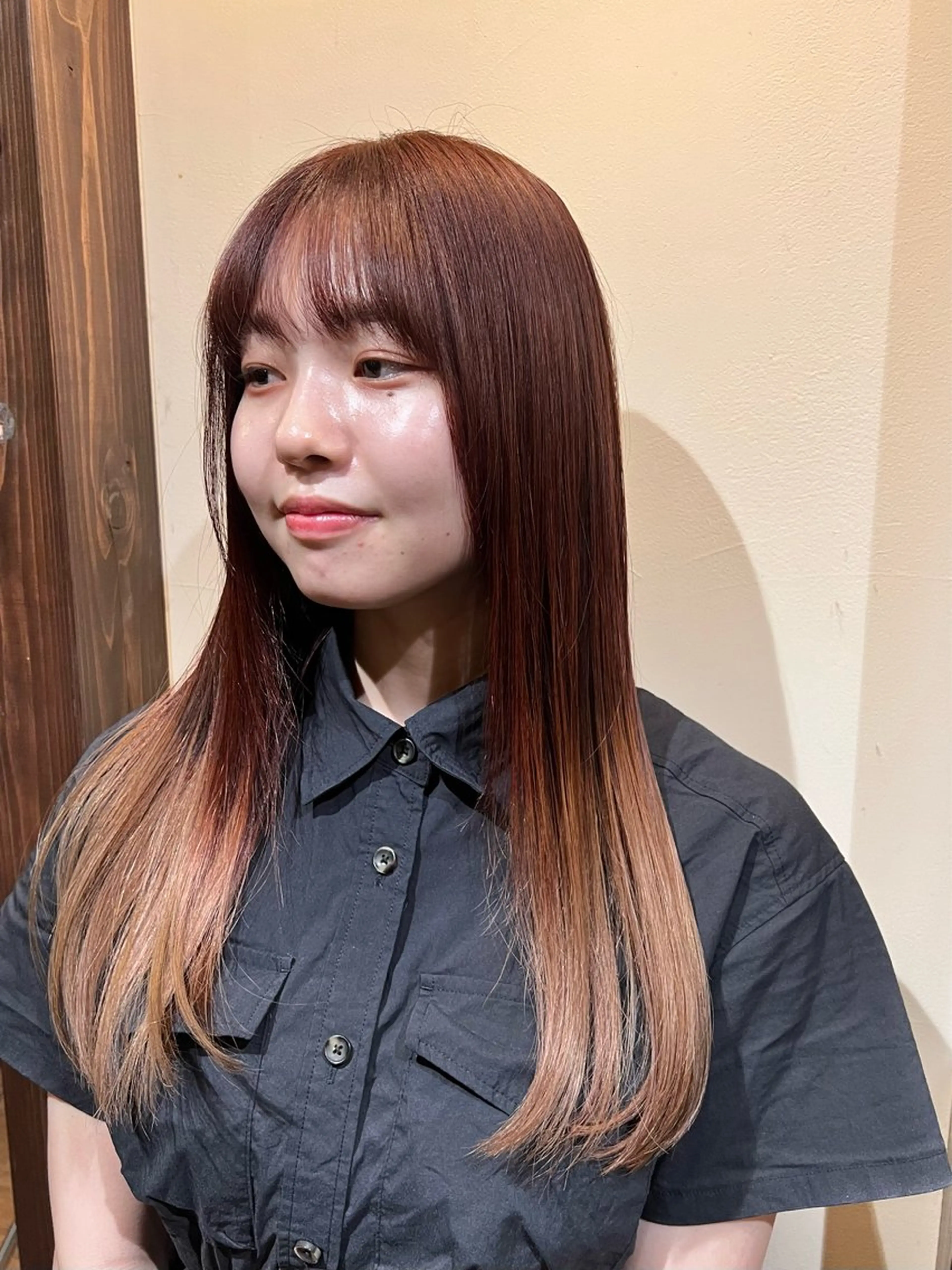 ロング カラー ベージュカラー ブリーチ カシス グラデーションカラー レッドカラー Luster Friends所属・まゆ | 艶カラー | ストレートのヘアスタイル
