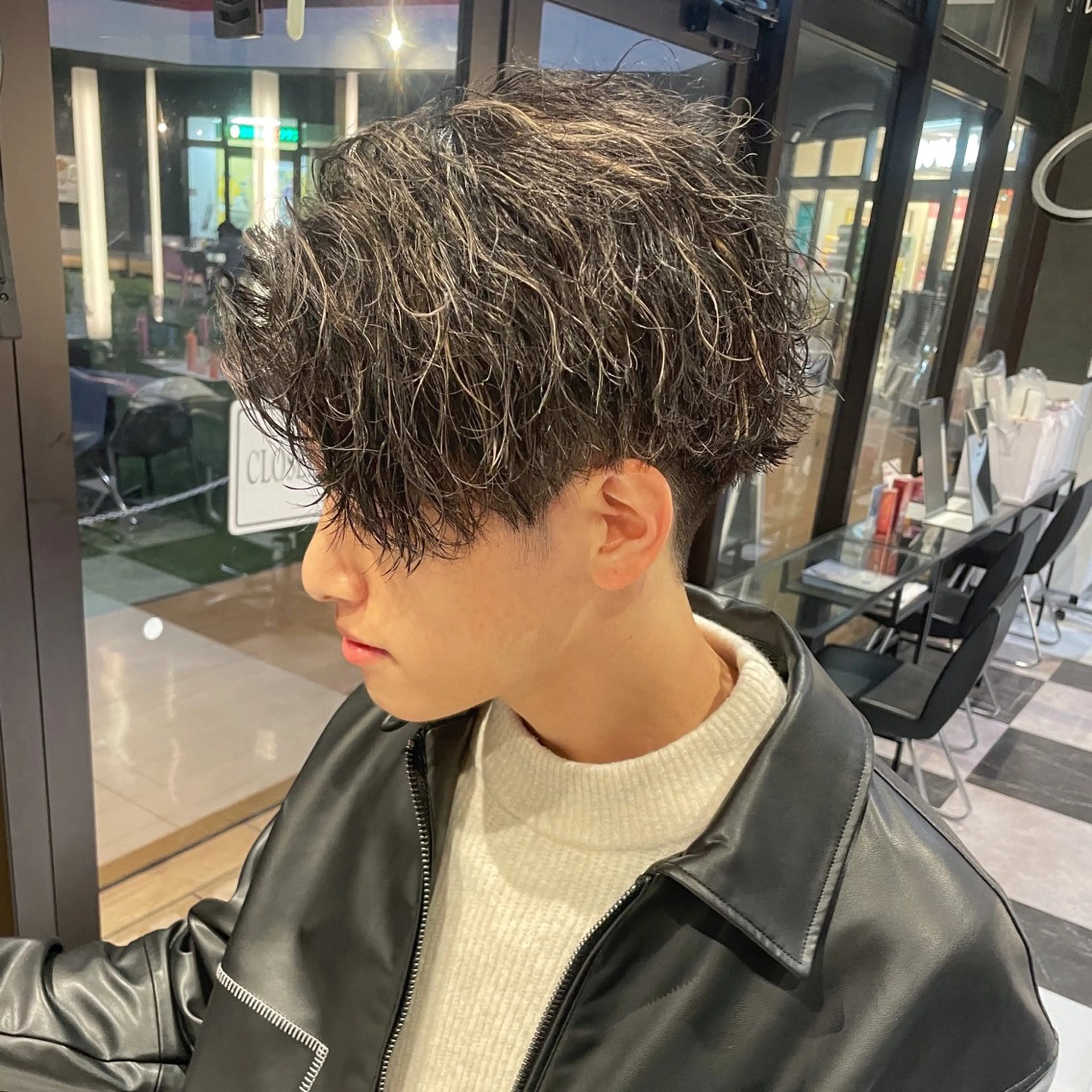 ショート カラー メンズ メンズパーマ メンズツイストパーマ 波巻きパーマ ツイストパーマ カット ヘアカラー トリートメント メンズヘア特化 崎田 成人のヘアスタイル