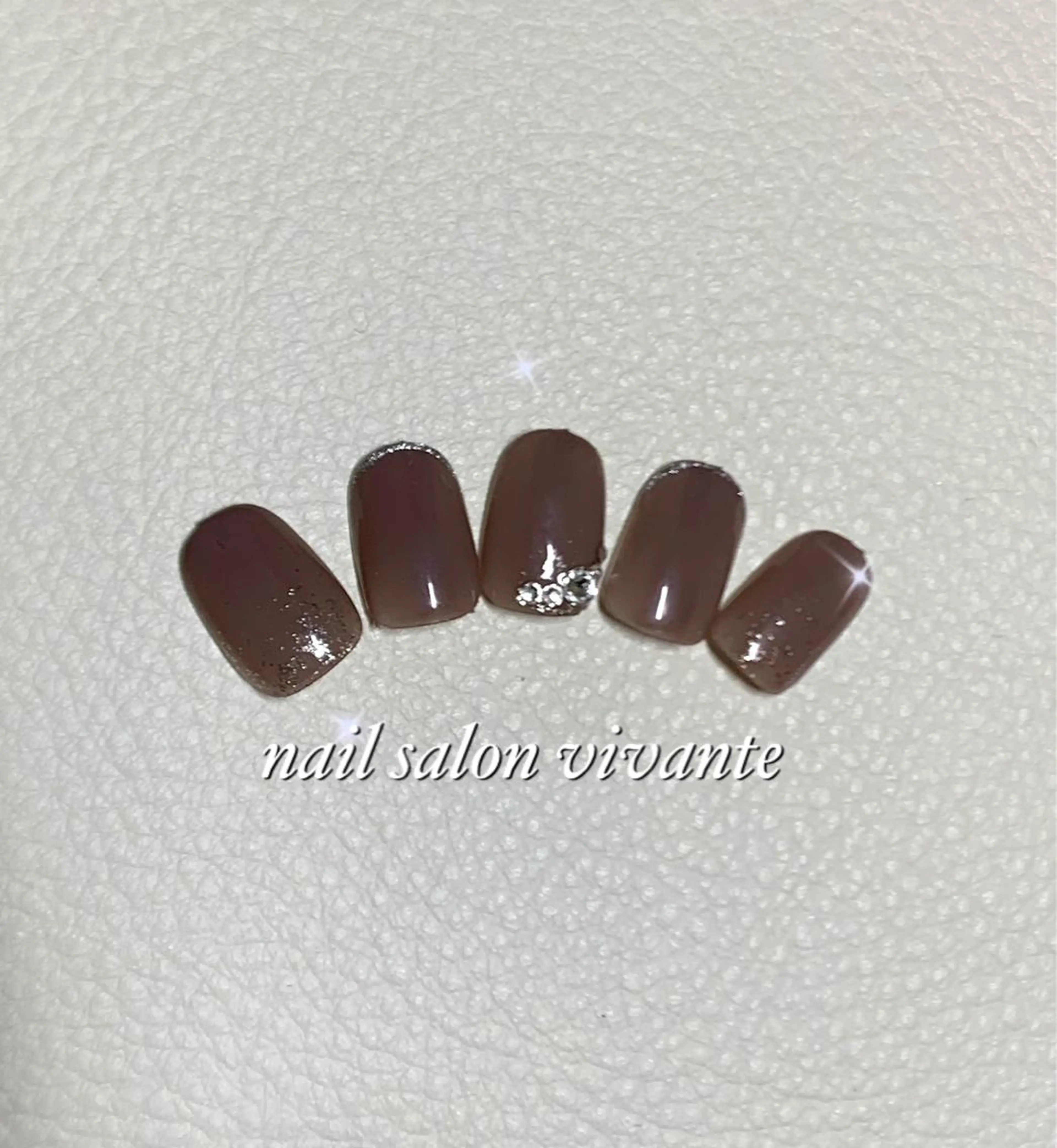 ネイル ブラウン ラメ(グリッター) ストーンネイル nail salon vivante所属・nail salon vivanteのネイルデザイン