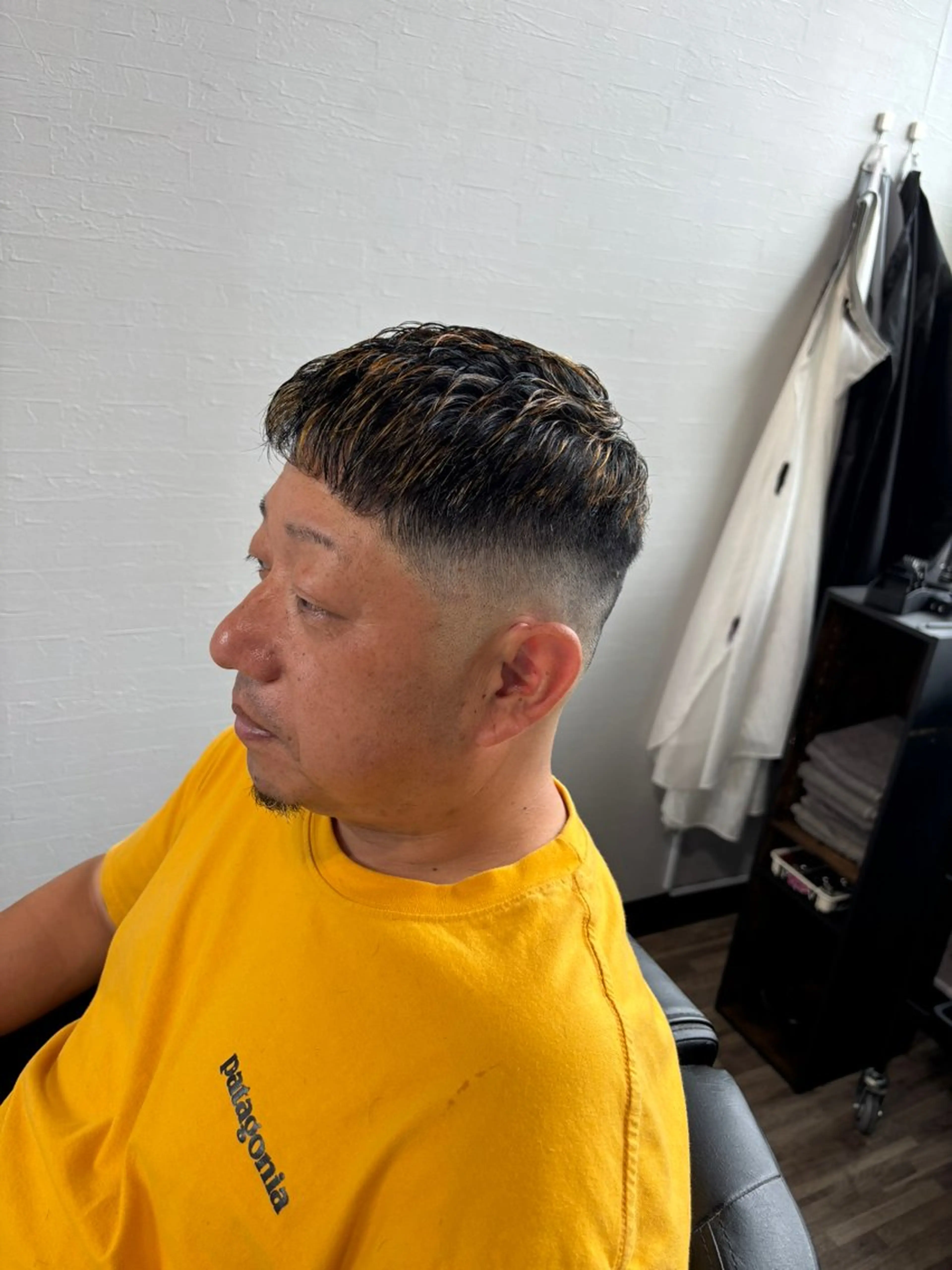 カット(フェード可)＋カラー(グレイカラーorファッションカラーorデザインカラー)の写真