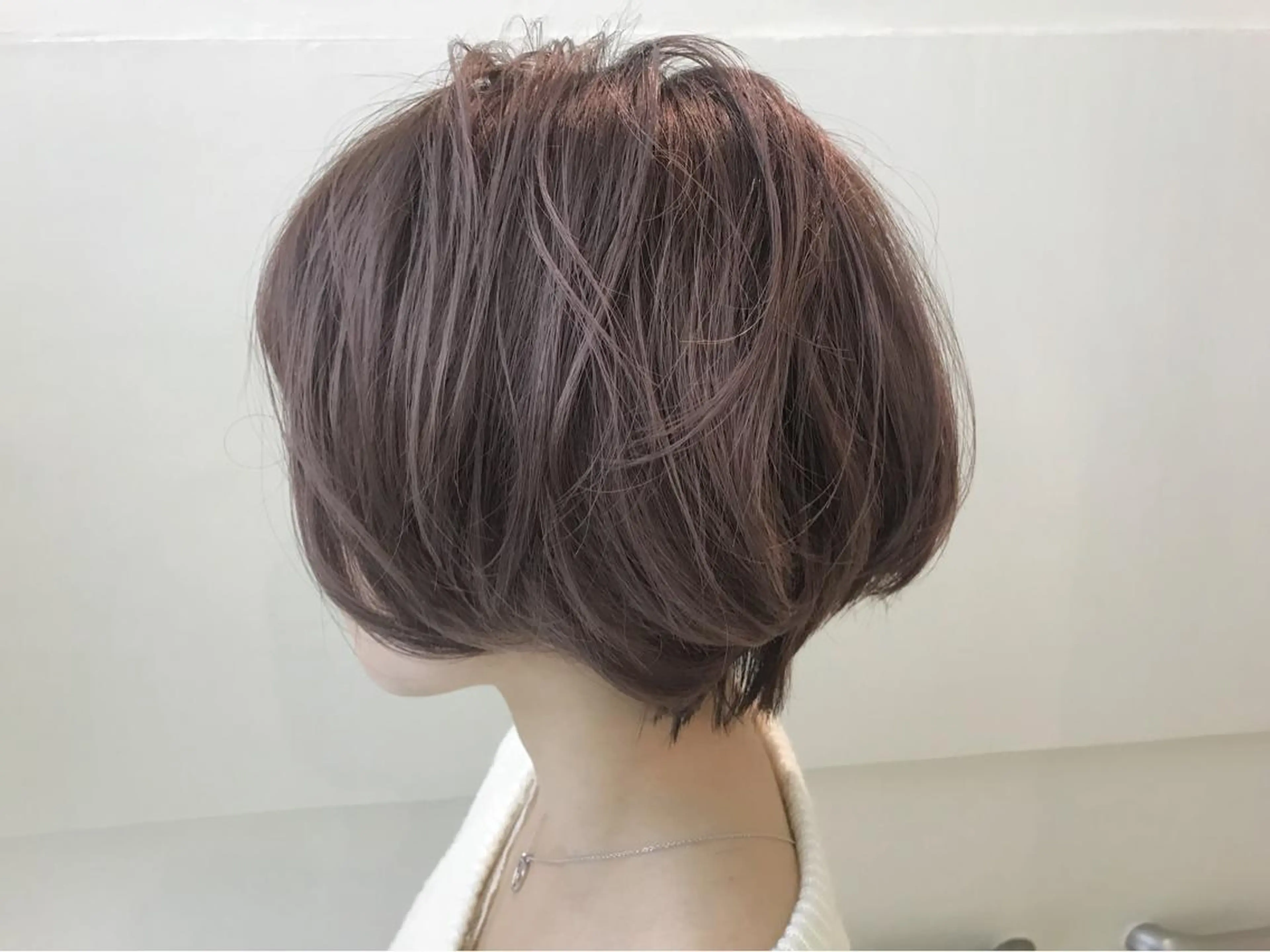 ショート カラー ブリーチ ピンクカラー AILEE所属・ウルフカット レイヤーカット上柿のヘアスタイル