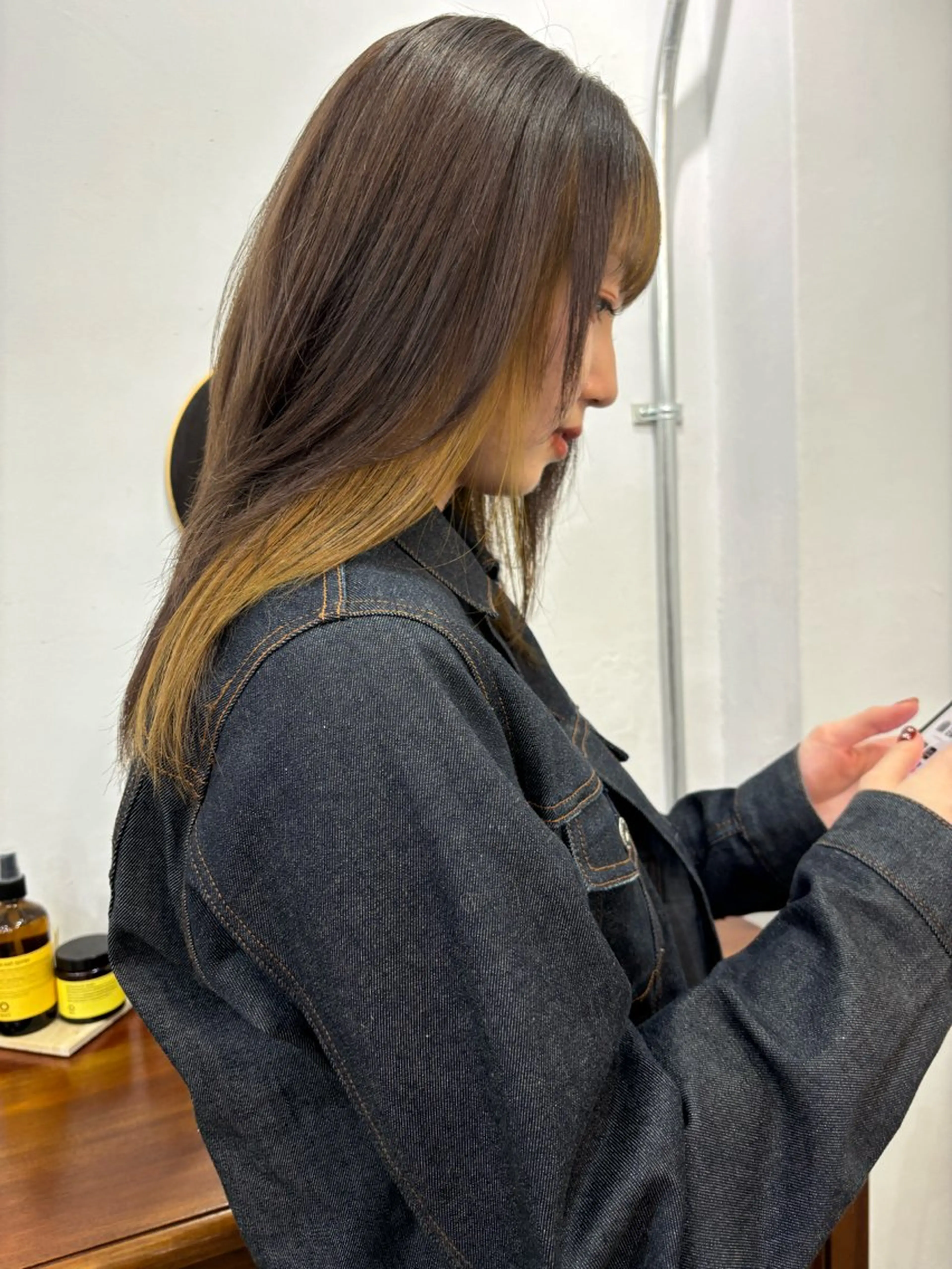 セミロング アッシュ イエローカラー paige_.hair所属・蛭町 遥香のヘアスタイル