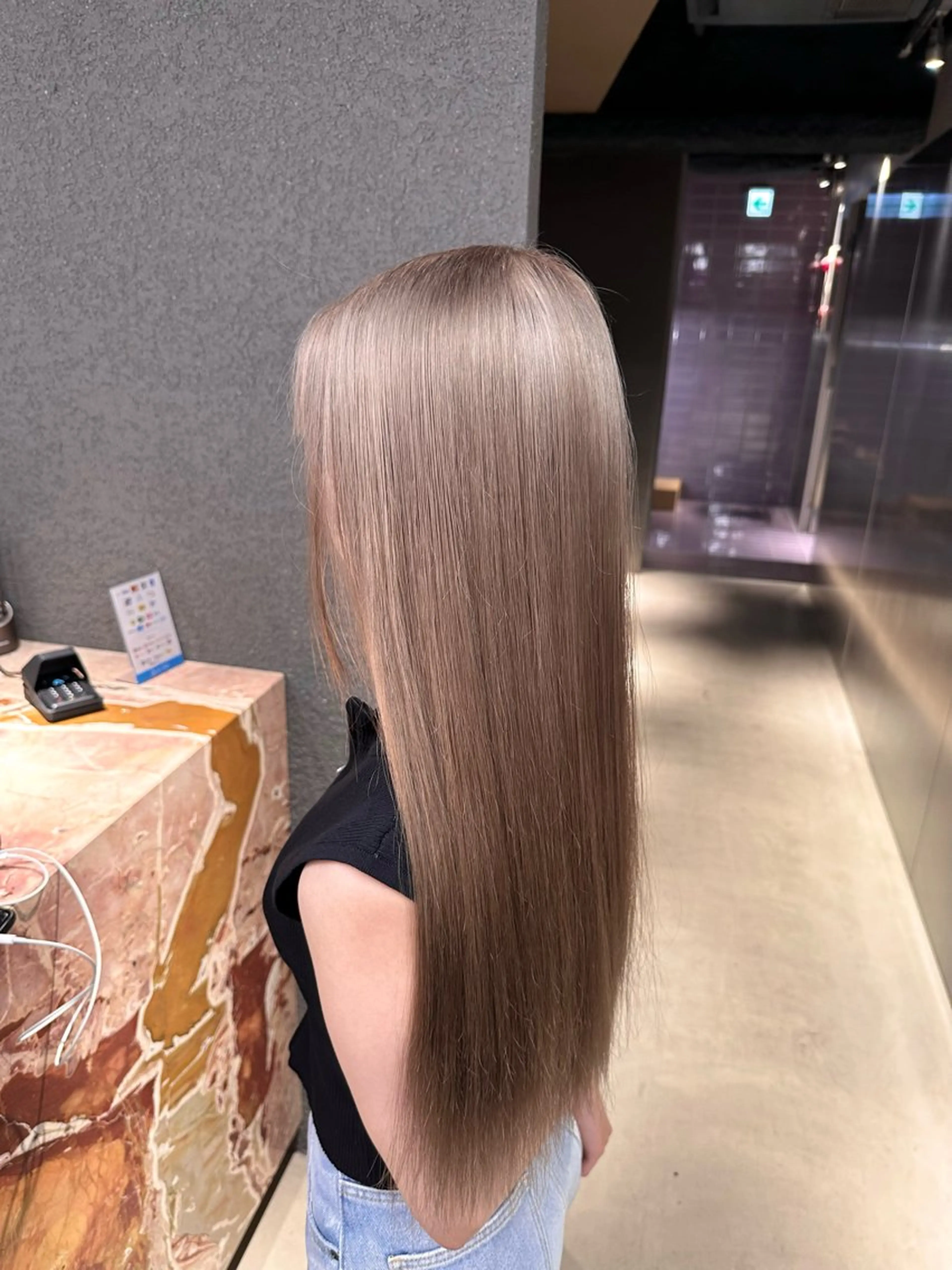 ロング レイヤーカット トリートメント SALOWIN栄三丁目店所属・ハイトーン/ 縮毛矯正のヘアスタイル