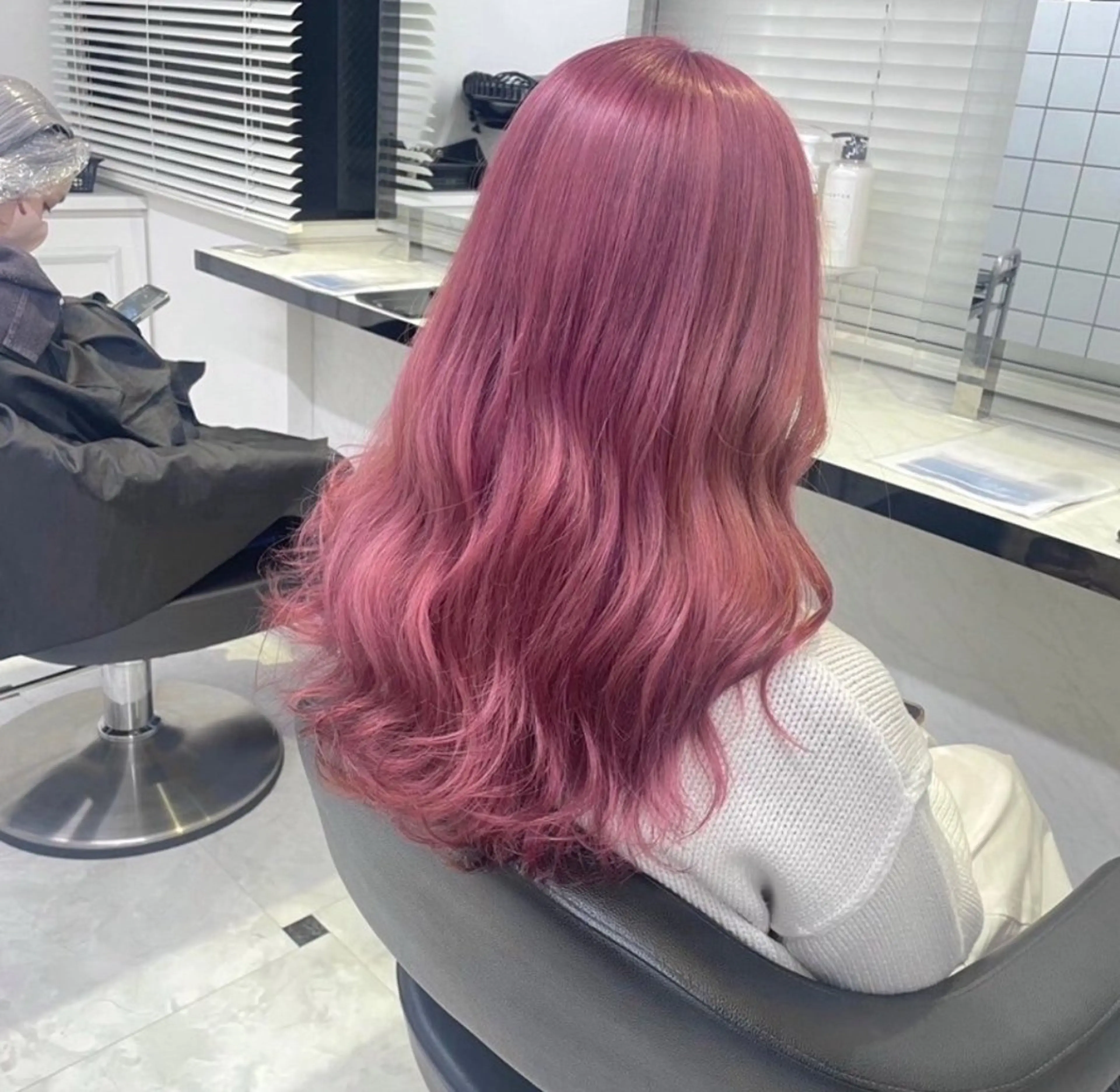 セミロング カラー ヘアアレンジ ヘアカラー トリートメント ヘッドスパ ヘアセット 🩵ダメージレス艶感 ハイトーン🩷のヘアスタイル