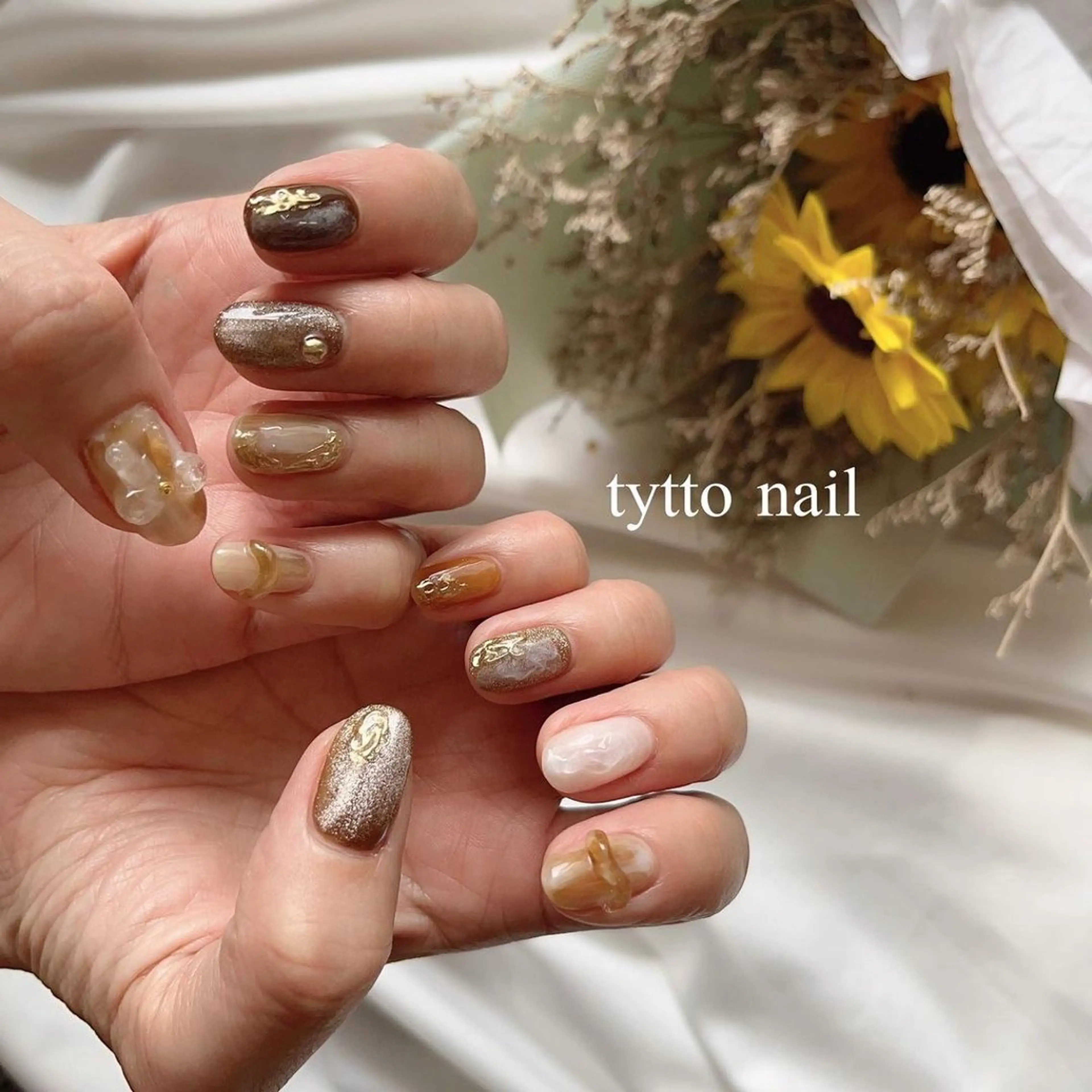 ネイル ブラウン マグネットネイル ミラーネイル ニュアンスネイル ぷっくりネイル フットネイル tytto nail ❤︎‪‪eri‪‪のネイルデザイン