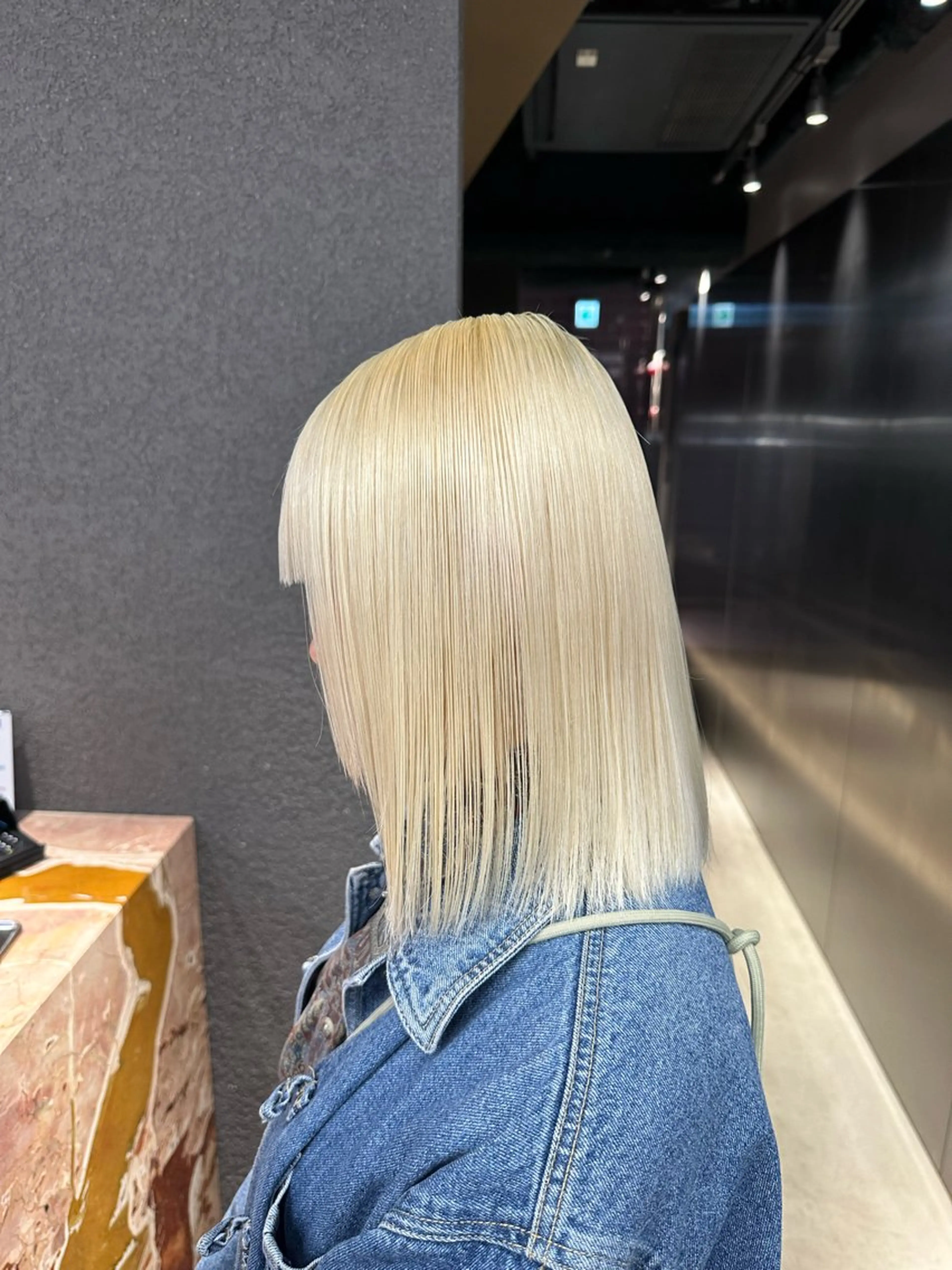 ミディアム カラー ブリーチ レイヤーカット トリートメント ハイトーン/ 縮毛矯正のヘアスタイル