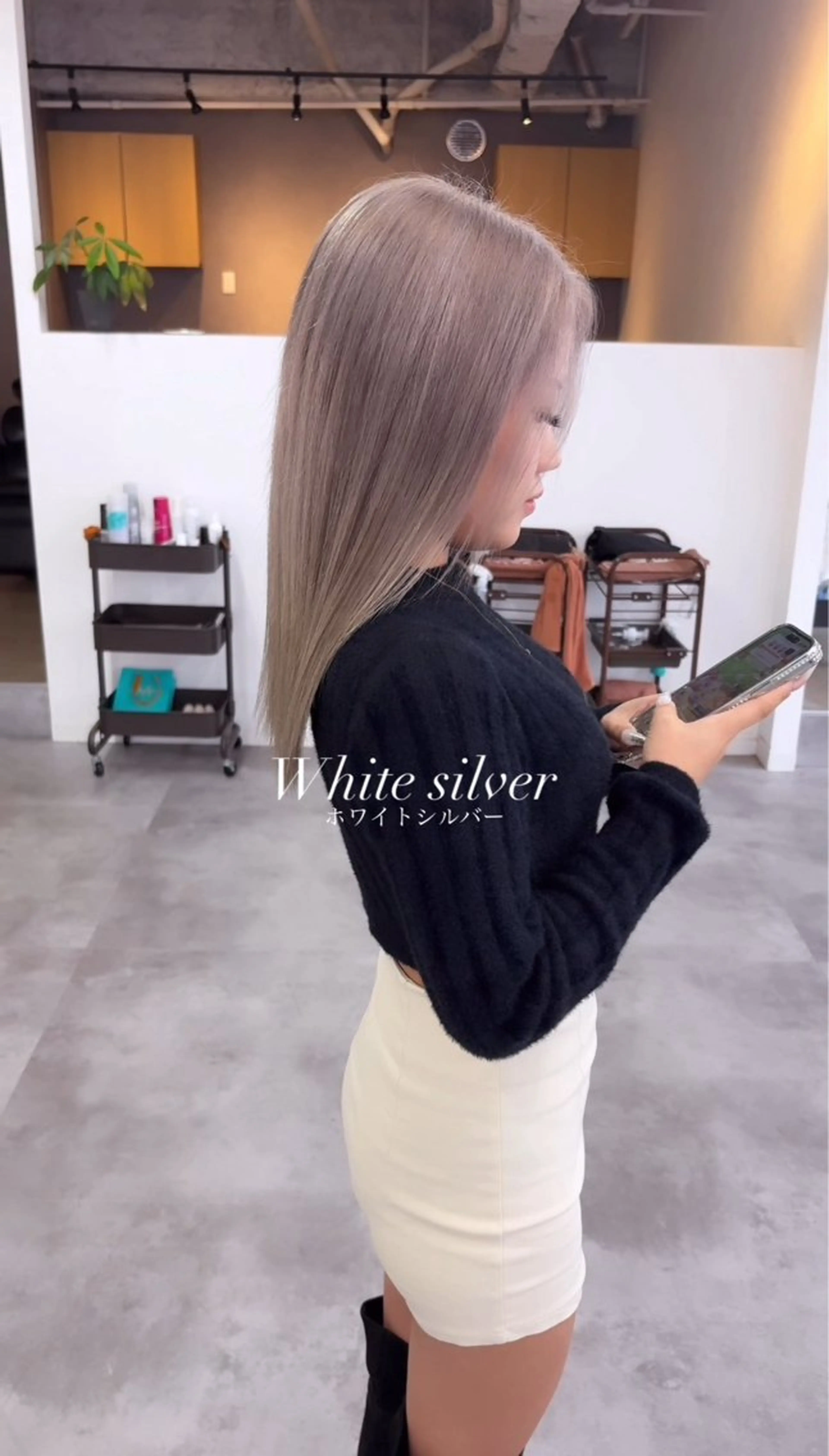 ミディアム カラー シルバー ホワイトシルバー TORA【Li's /東大阪布施美容室】のヘアスタイル