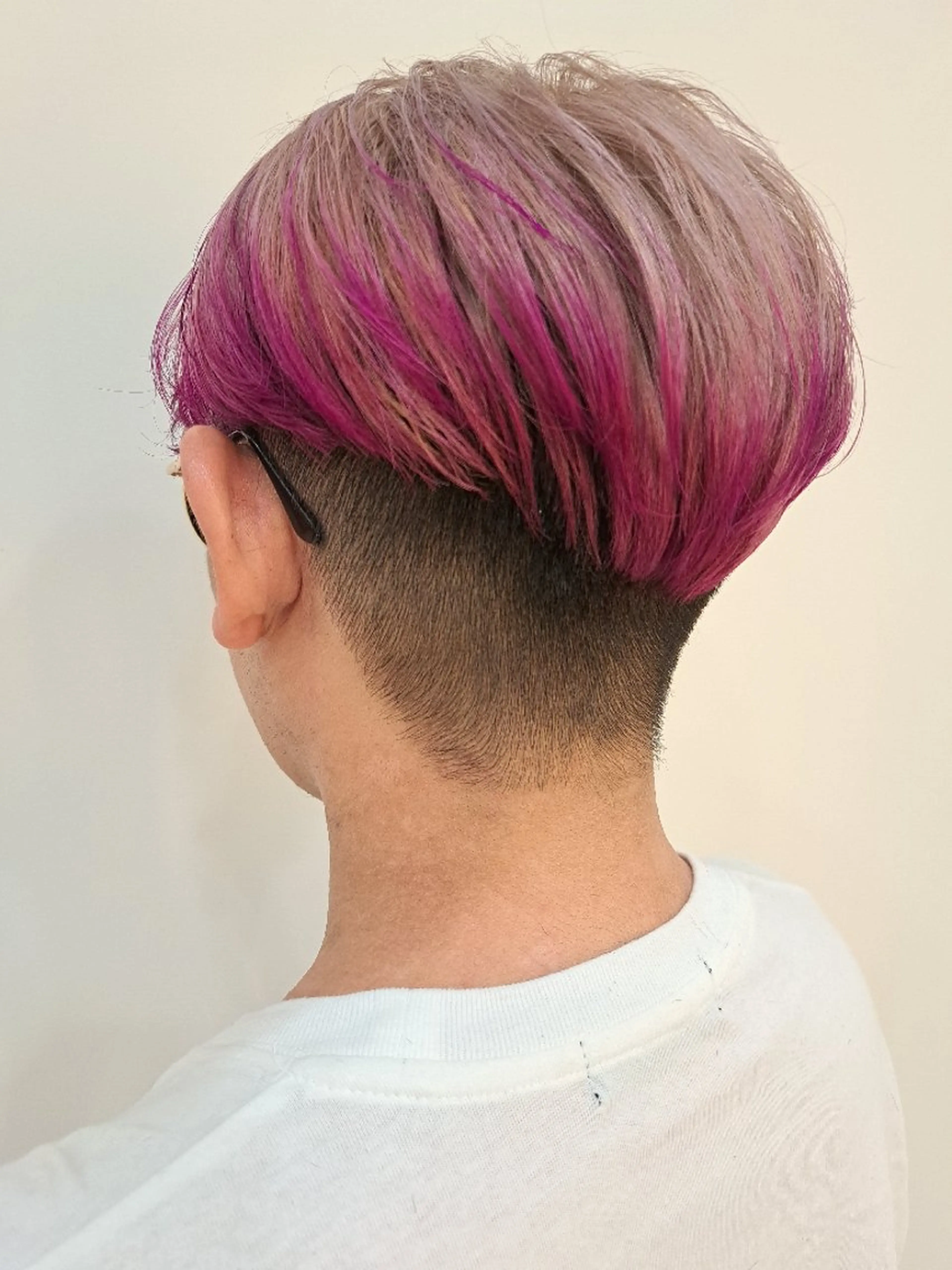 メンズ カラー ベージュカラー ピンクカラー ホワイトベージュ メンズ ヘアメイク  ハイトーン キャロのヘアスタイル
