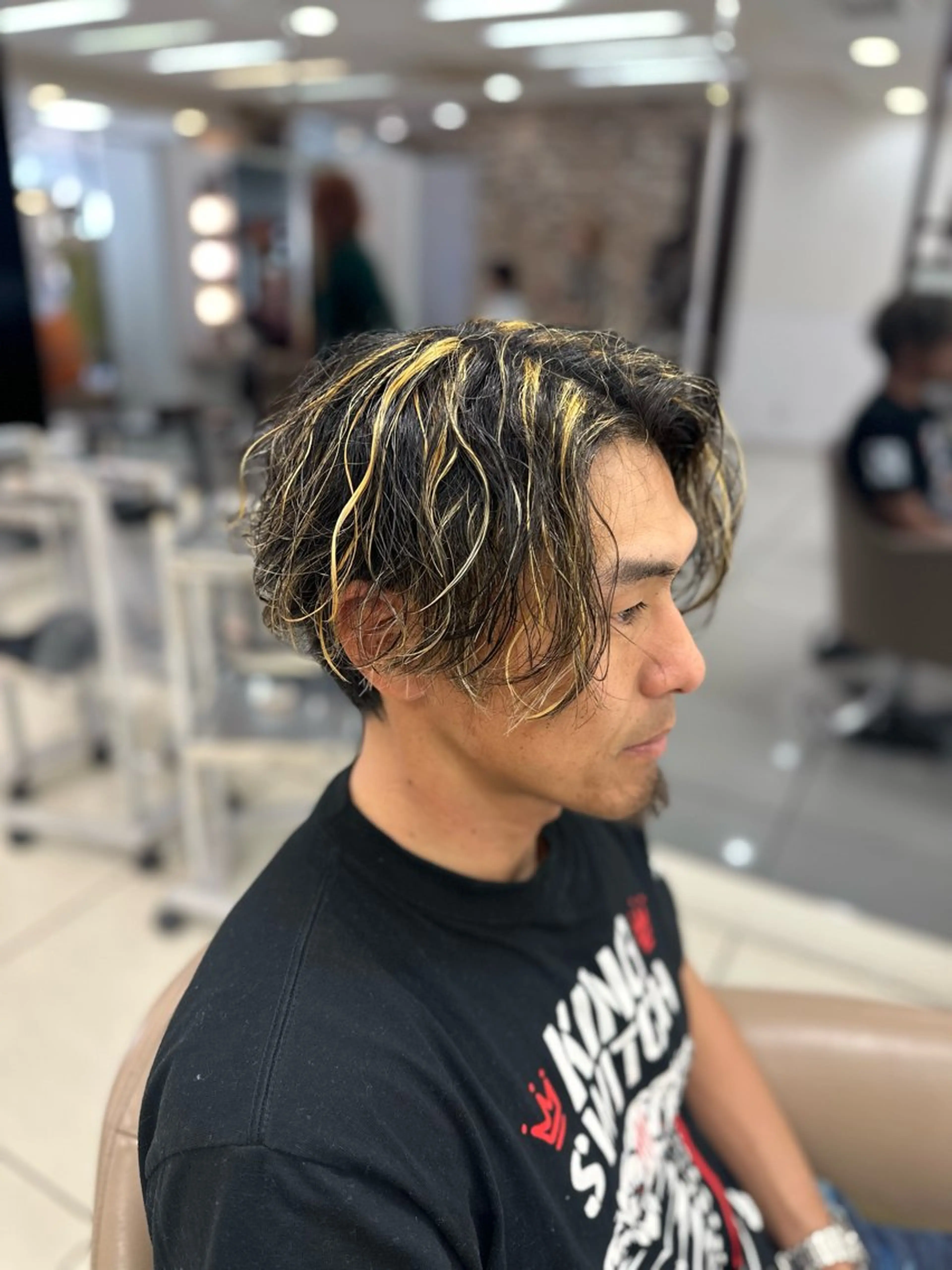 メンズ ヘアカラー ラウンドマッシュシャ ドウニュアンスパーマのヘアスタイル