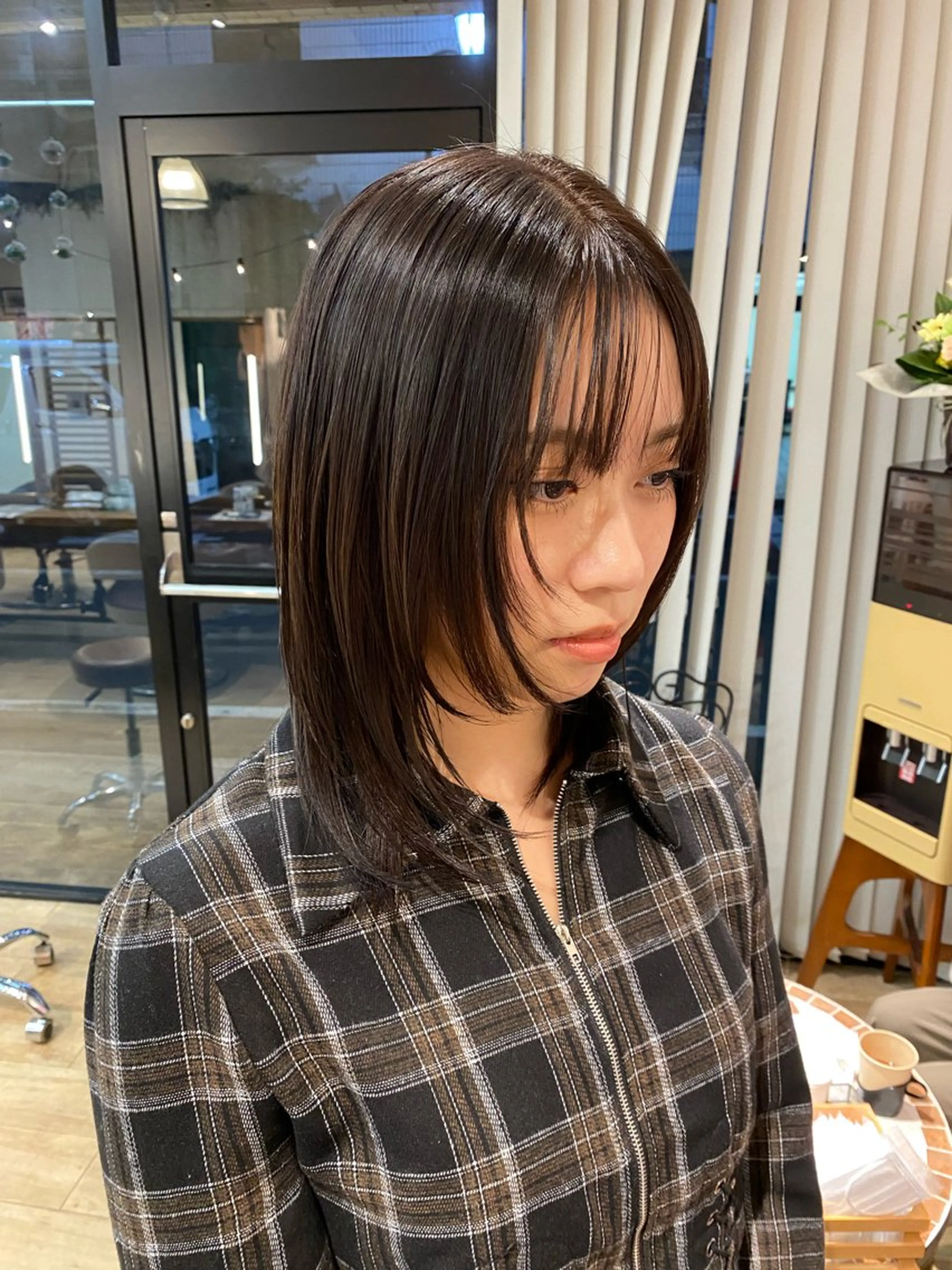 ミディアム カラー 顔周りカット レイヤーカット ナチュラルヘア🫧 ナナミのヘアスタイル