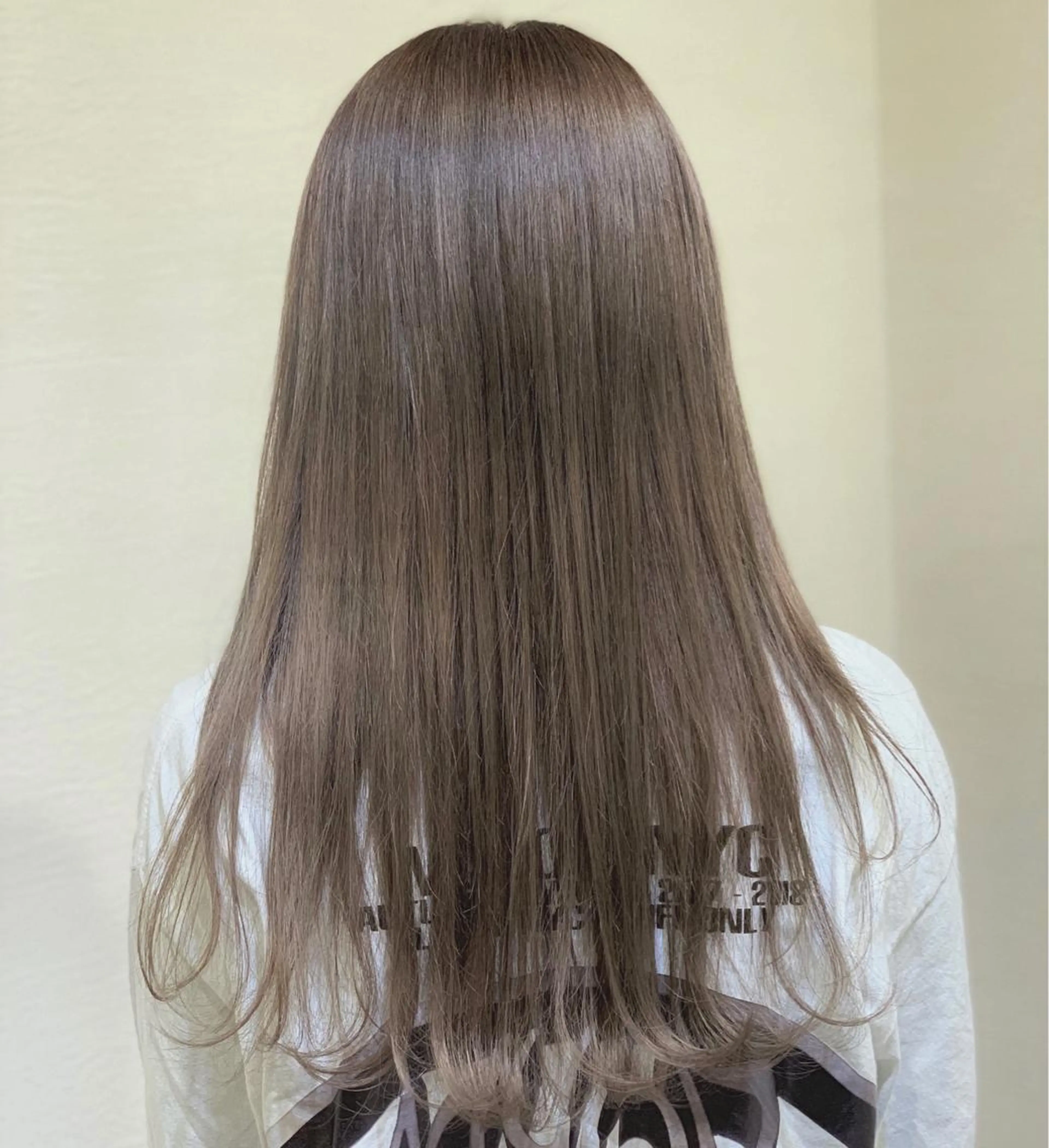 ロング カラー アッシュ ベージュカラー ブリーチ ケアブリーチ ミルクティーアッシュ しながわ はるかのヘアスタイル