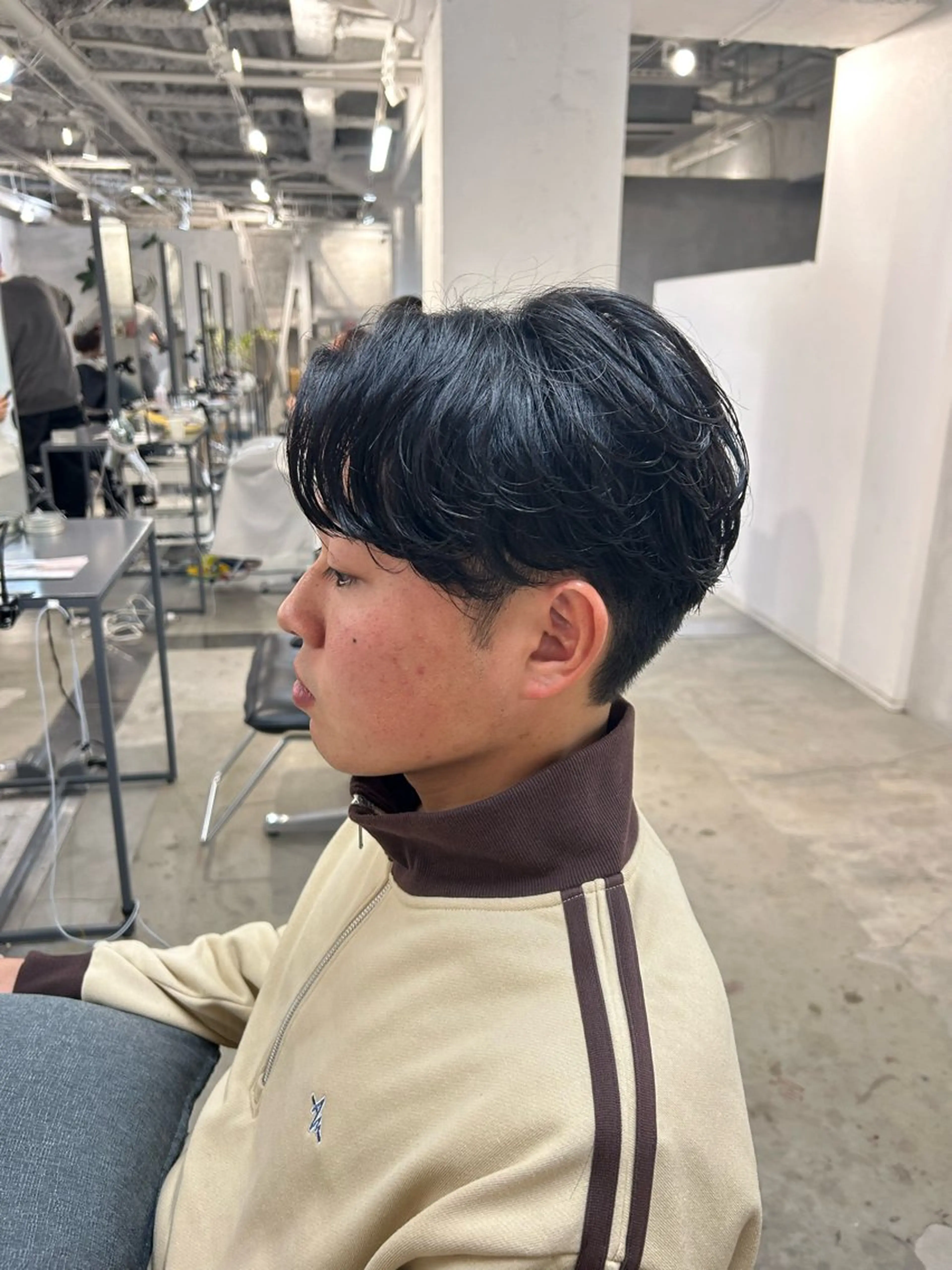 ショート パーマ メンズ ビジネス センターパート フェードカット フェザーパーマ メンズ韓国風 カット パーマ 🌀bobperm 🌀のヘアスタイル