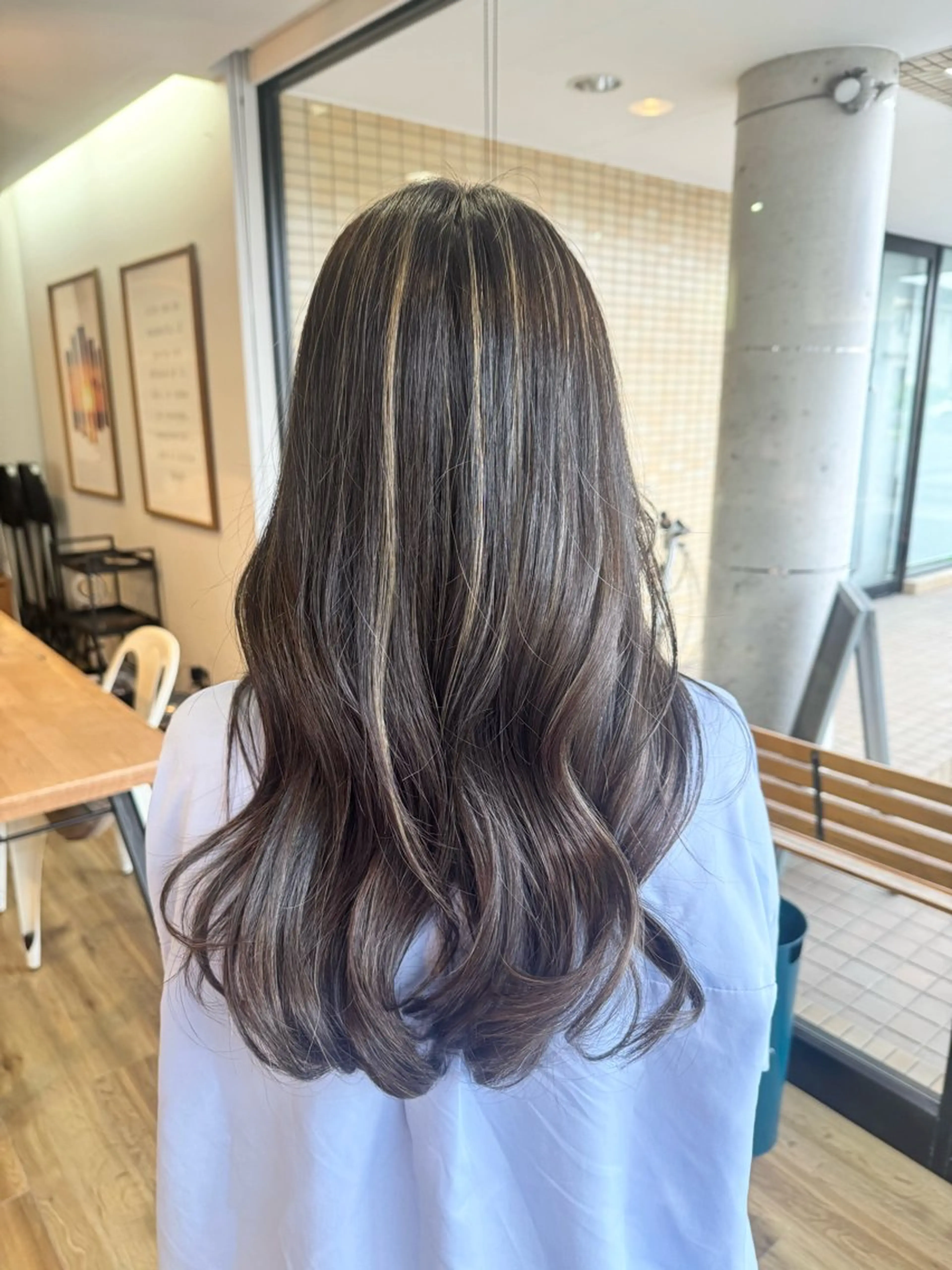 ロング カラー アッシュ ベージュカラー ヘアカラー トリートメント ツキダテ ユイのヘアスタイル