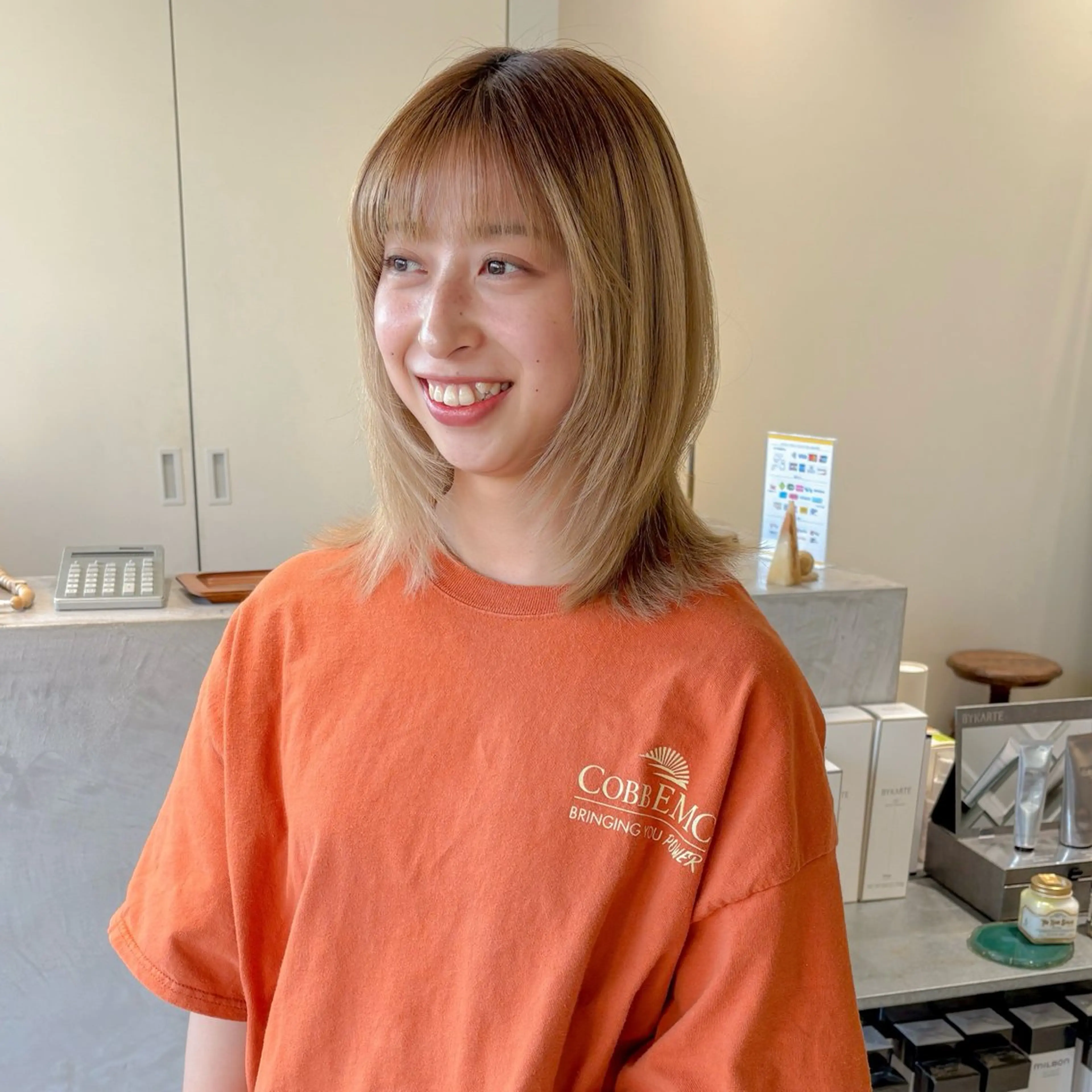 ミディアム レイヤーカット カット 安西 香利奈のヘアスタイル