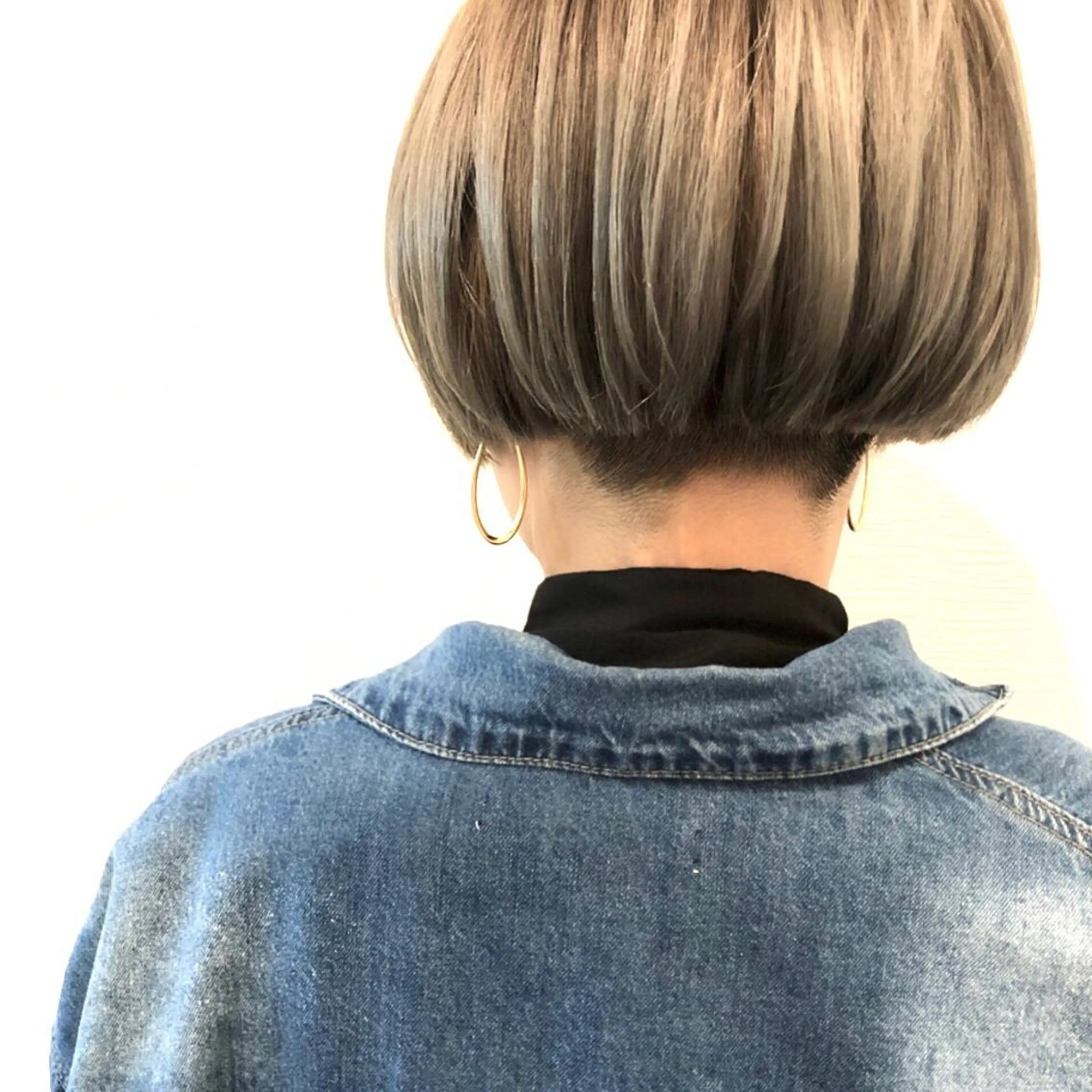 ショート カラー ベージュカラー ブリーチ ハイトーンカラー ハイトーンベージュ 平川 友希子のヘアスタイル