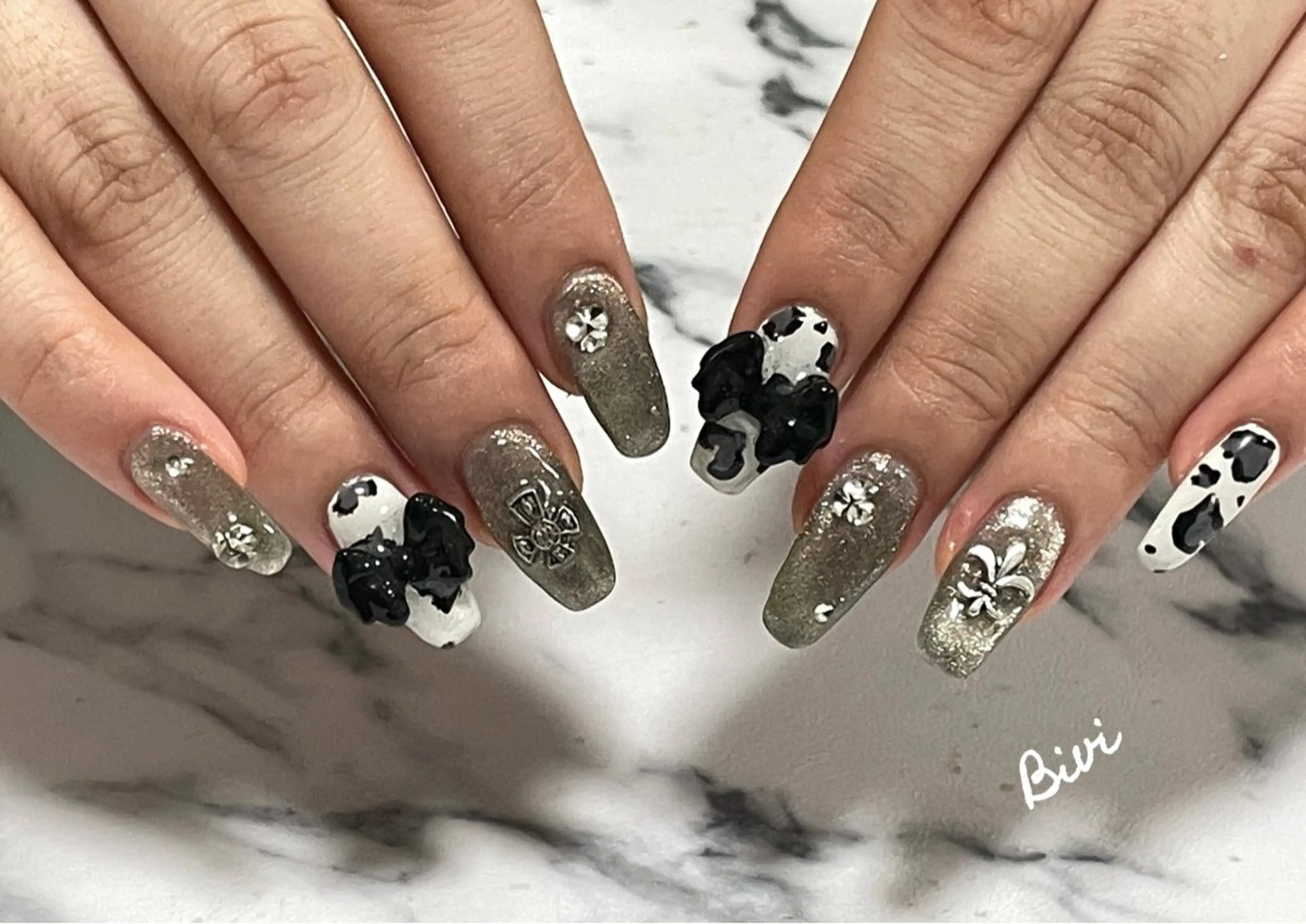 ネイル アートネイル フラッシュネイル ラメ(グリッター) 持ち込み シルバー ハンドネイル ハンドケア ♡Bivi♡自爪に 優しいネイルサロンのネイルデザイン