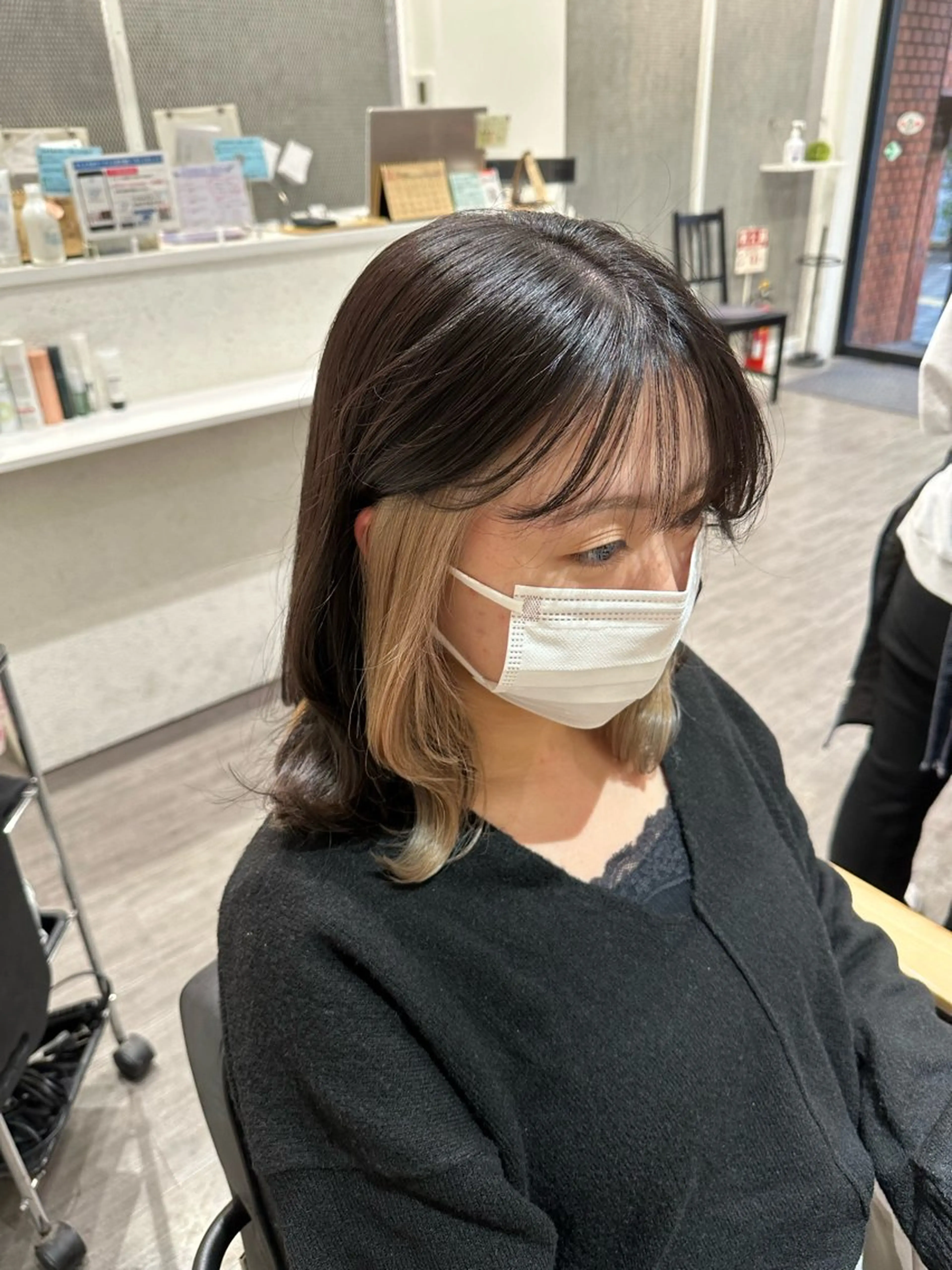 ミディアム カラー ベージュカラー ホワイトベージュ 上田 紗也のヘアスタイル