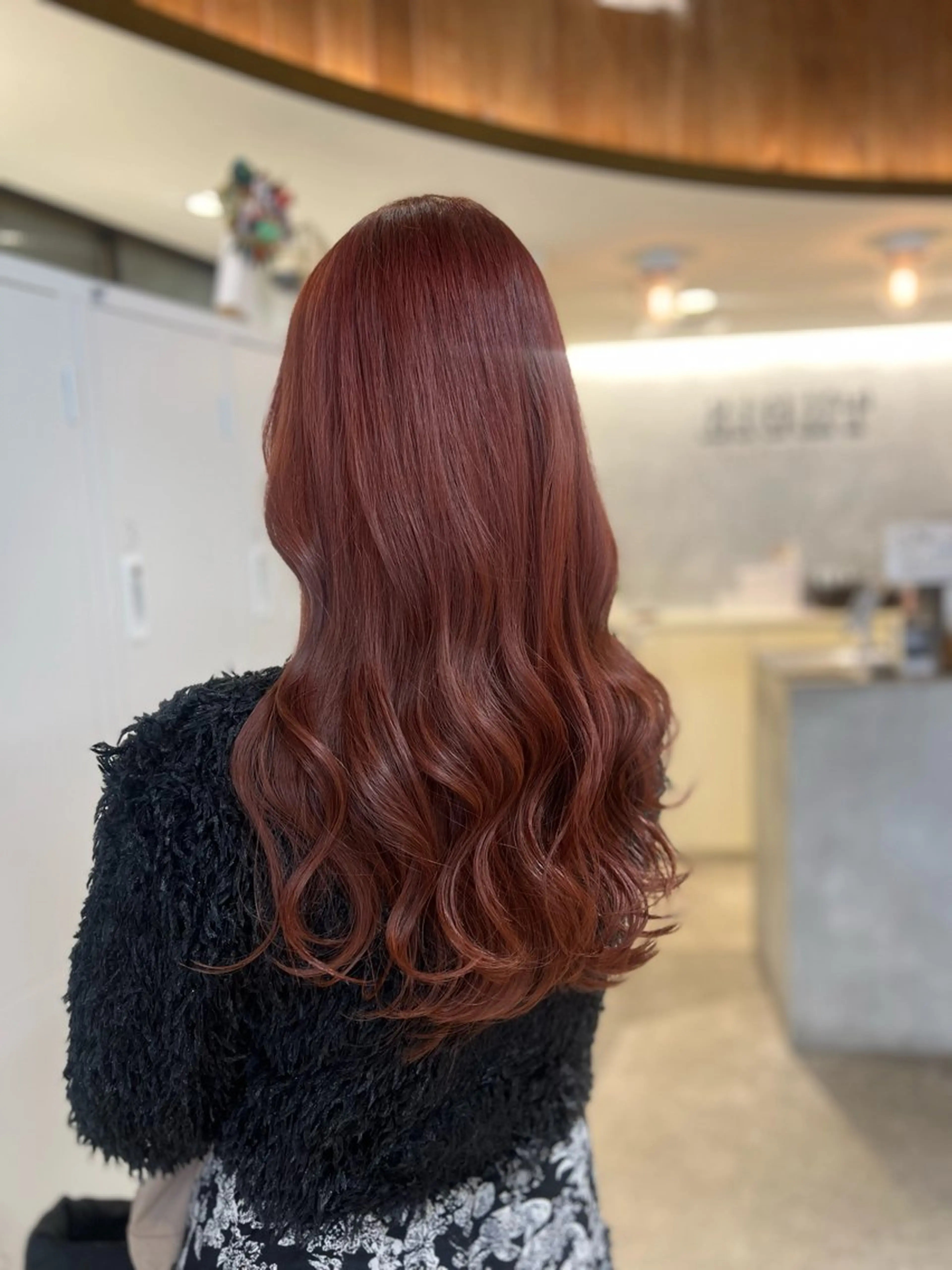 ロング カラー レッドカラー カット ヘアカラー トリートメント ニイムラ ミキのヘアスタイル