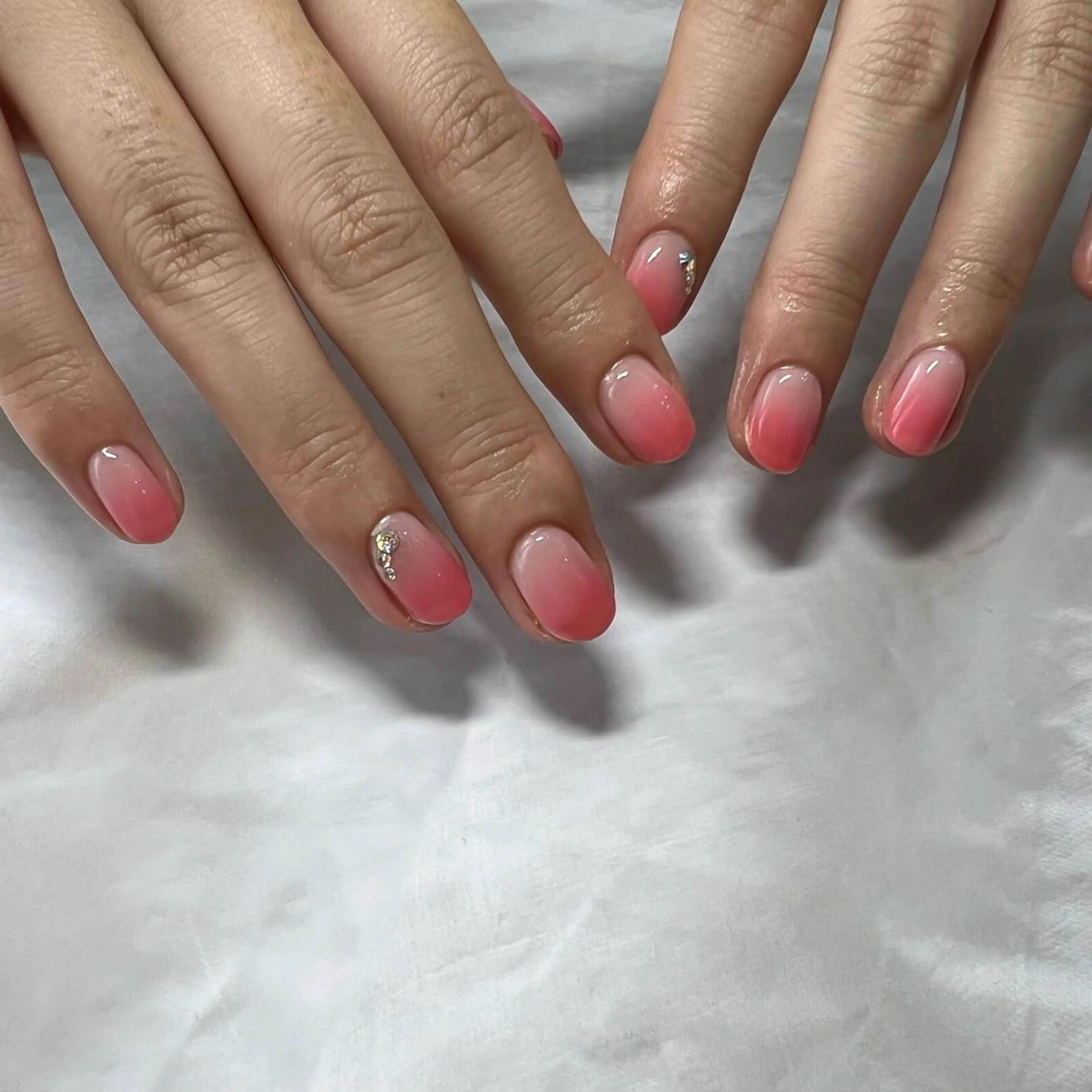 ショート ネイル ストーンネイル ハンドネイル nail salon émuのネイルデザイン