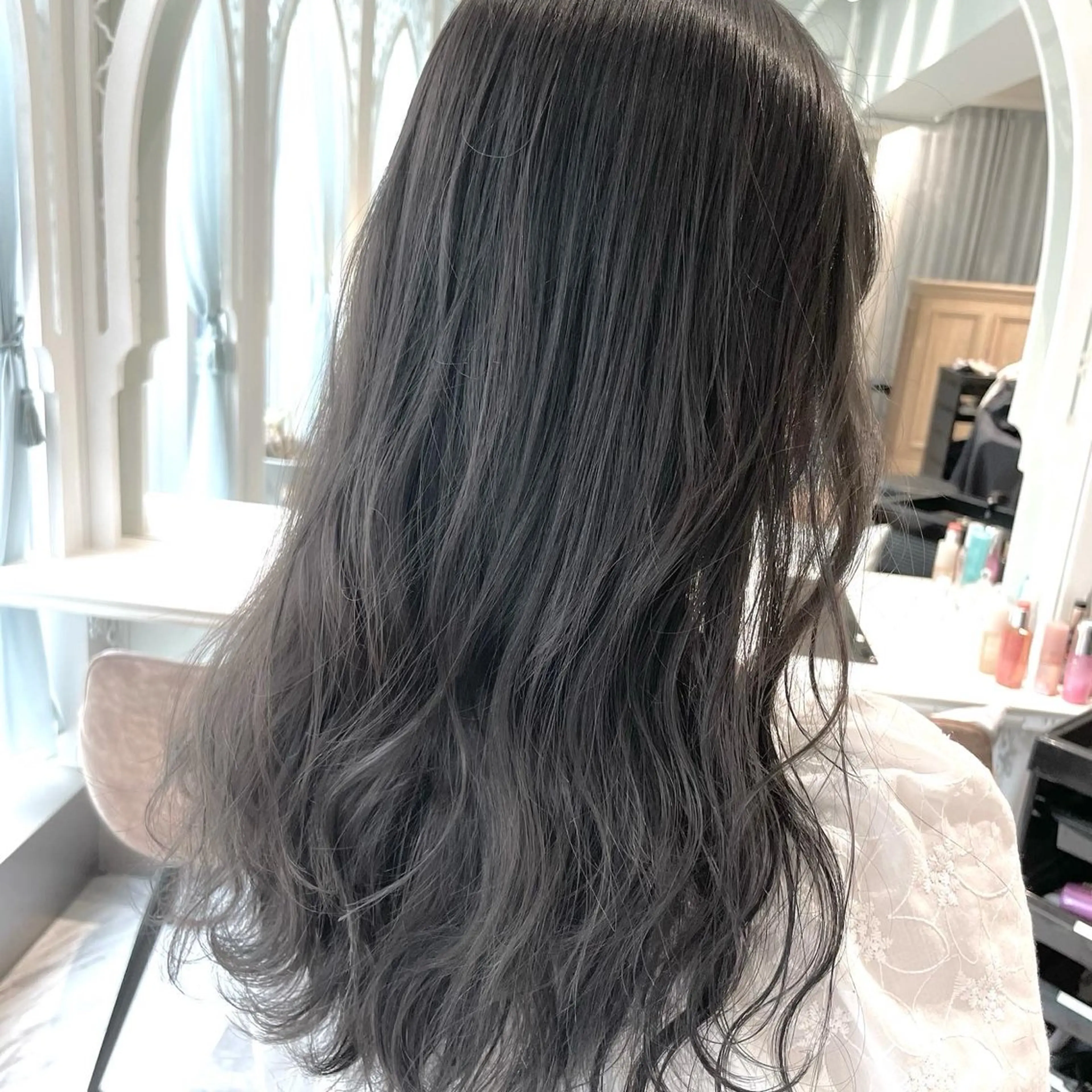 ミディアム カラー ベージュカラー 黒髪 ブリーチ ブルーカラー ブルーブラック ヘアカラー トリートメント 木屋元一/透明感 /レイヤー/顔まわりのヘアスタイル