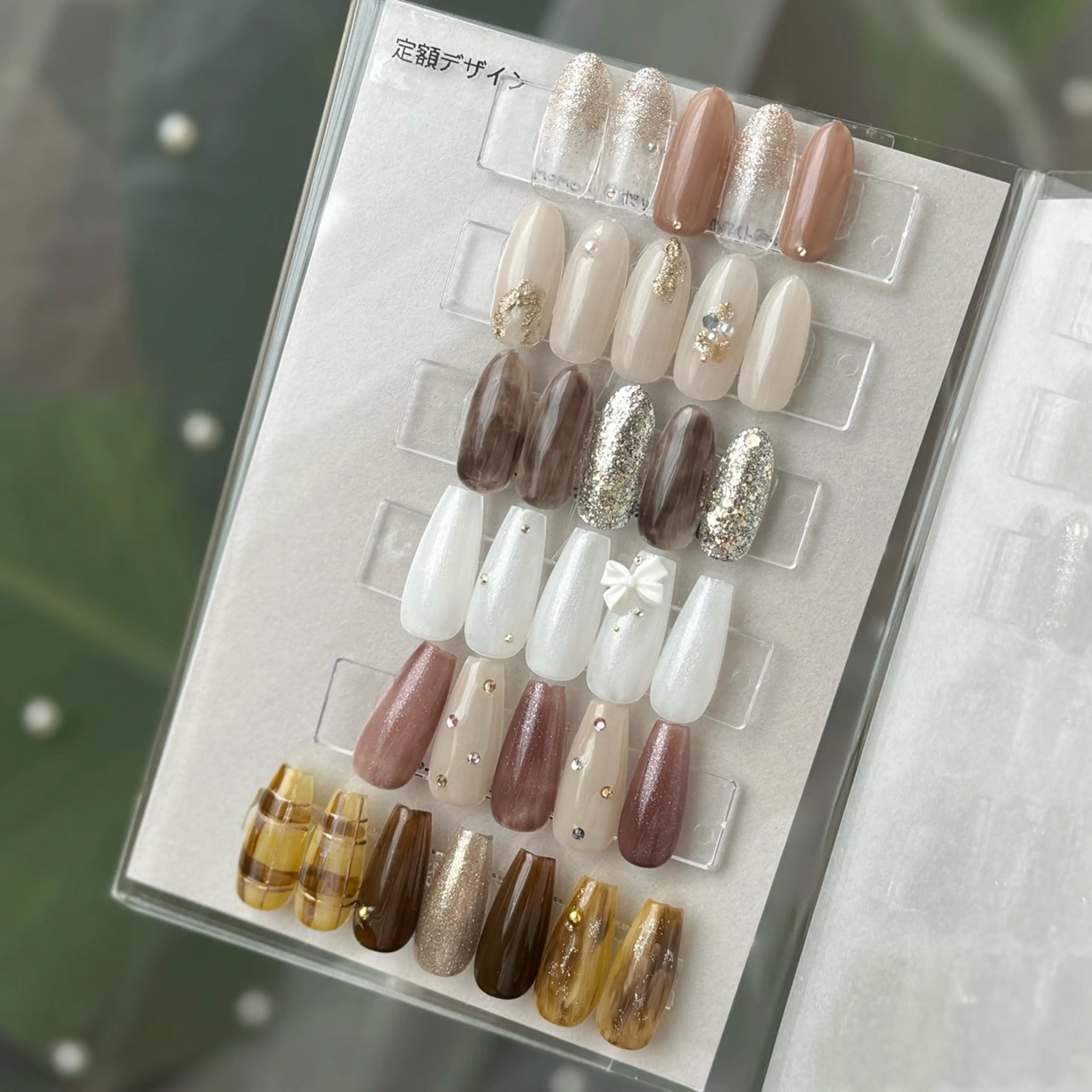 ネイル マグネットネイル ニュアンスネイル リボン 冬ネイル ハンドネイル VENa eye＆ nail salonのネイルデザイン