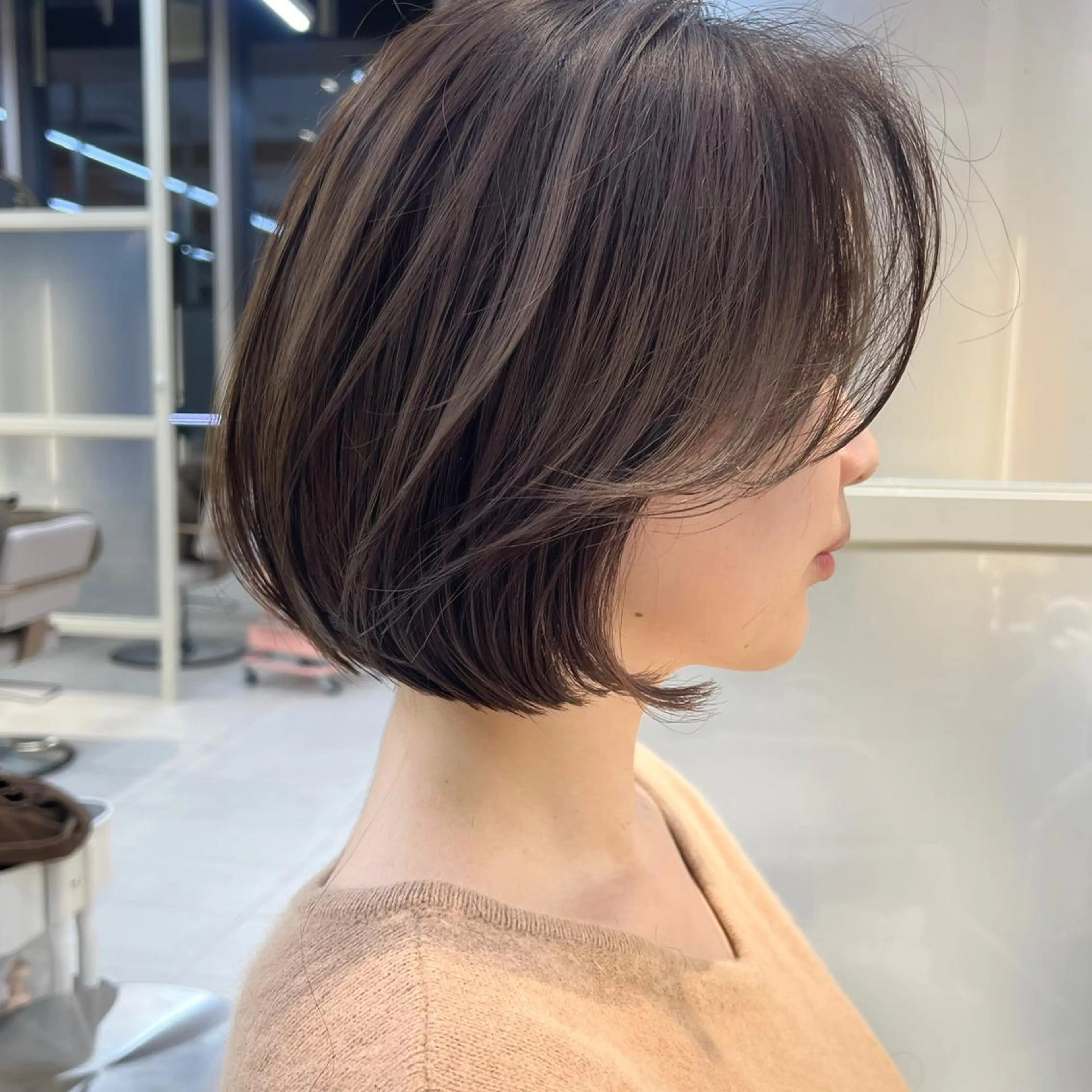 ショート カラー ベージュカラー グレージュ ボブ くびれヘア くせ毛 ヘアカラー トリートメント ニュアンスレイヤー ハイトーンカラーのヘアスタイル