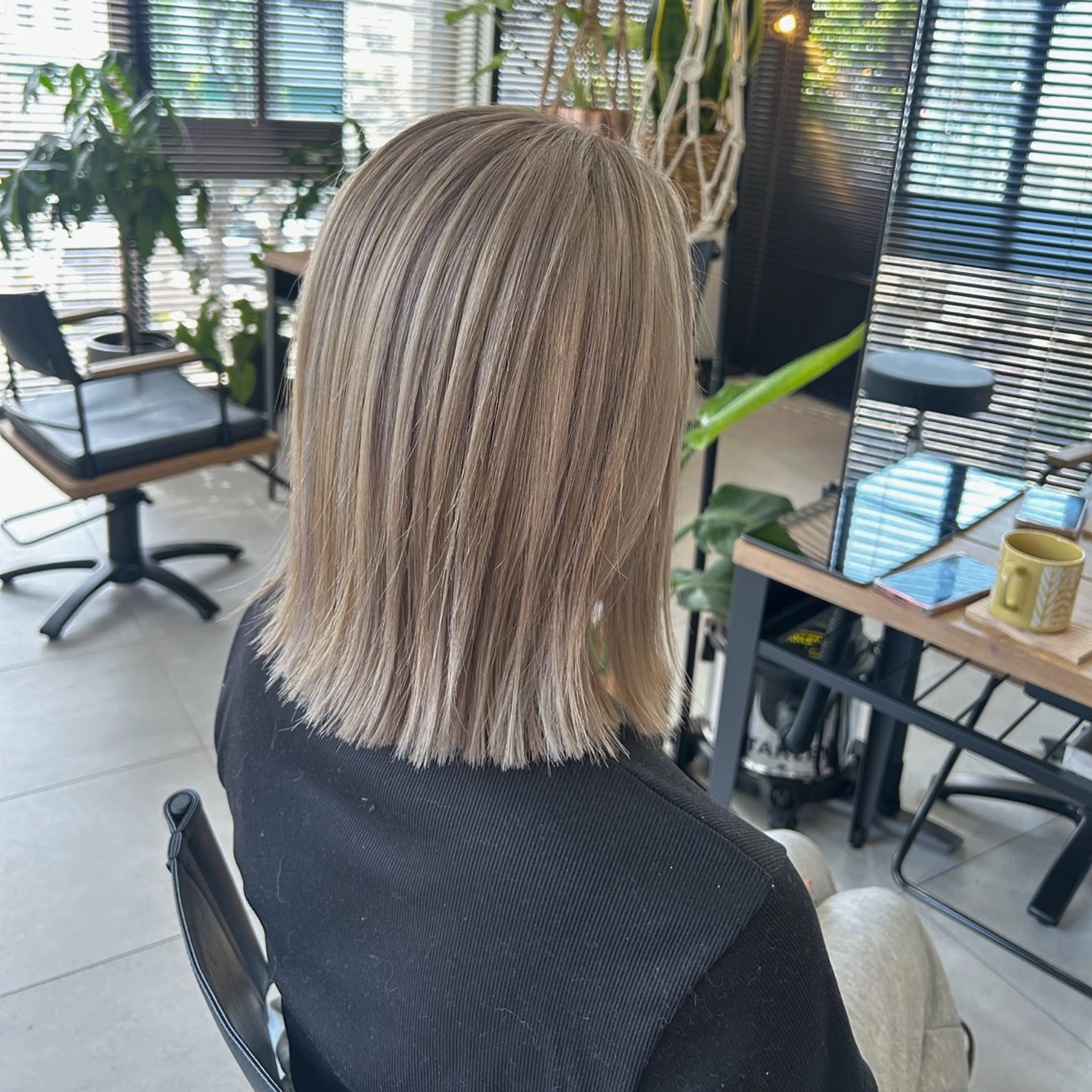 セミロング カラー ベージュカラー ブリーチ ハイトーンカラー ハイトーンベージュ カット ヘアカラー sui所属・水間 鈴奈のヘアスタイル