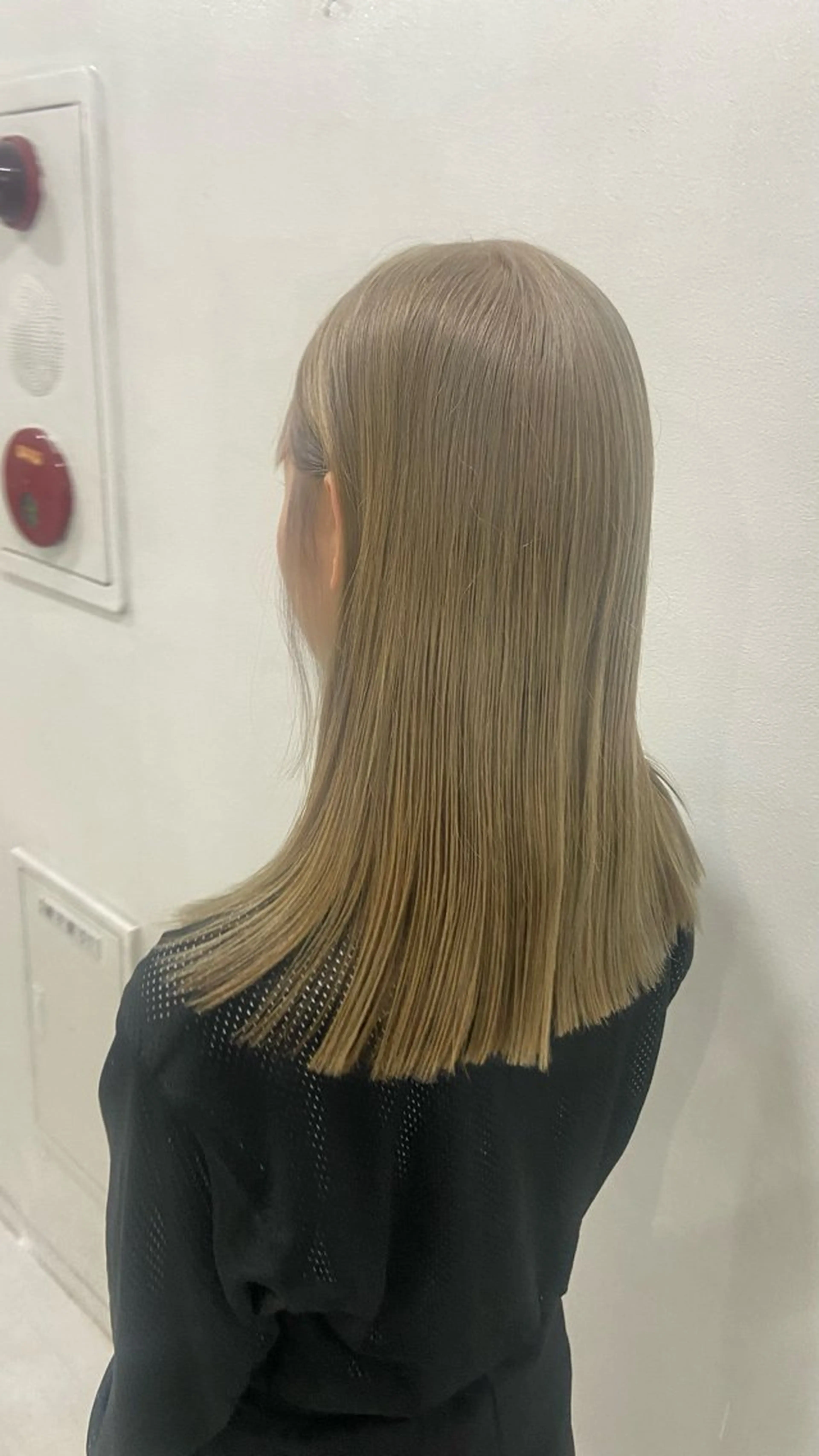ミディアム カラー ベージュカラー ブリーチ 抜きっぱなしブロンド ブロンド ケアブリーチ ヘアカラー トリートメント SALOWIN札幌大通り所属・札幌ハイトーン/ ブリーチカラー/ドイのヘアスタイル