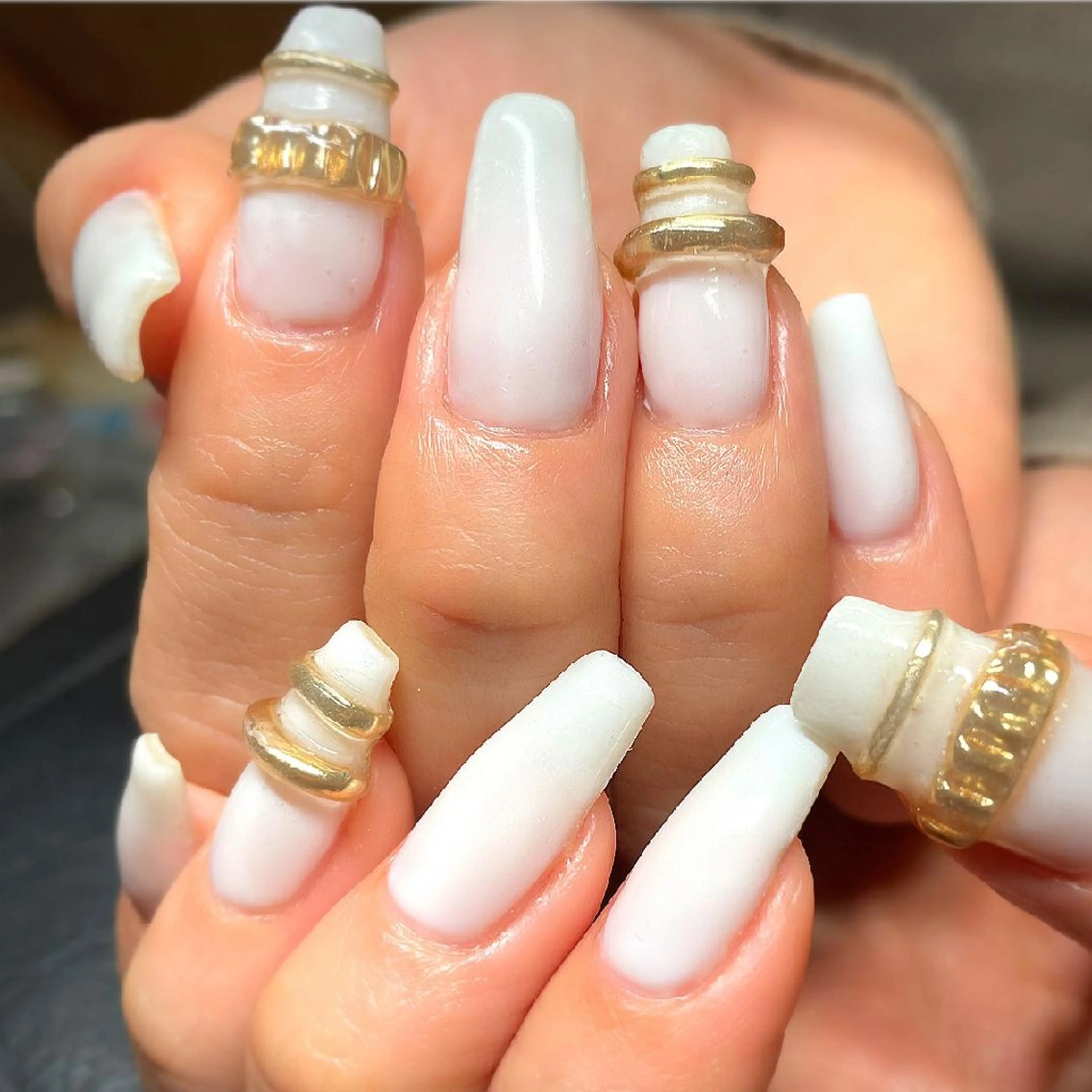 ネイル アートネイル ゴージャス ミラーネイル ぷっくりネイル ホワイト ハンドネイル フットネイル AQUA NAIL所属・AQUA NAILのネイルデザイン